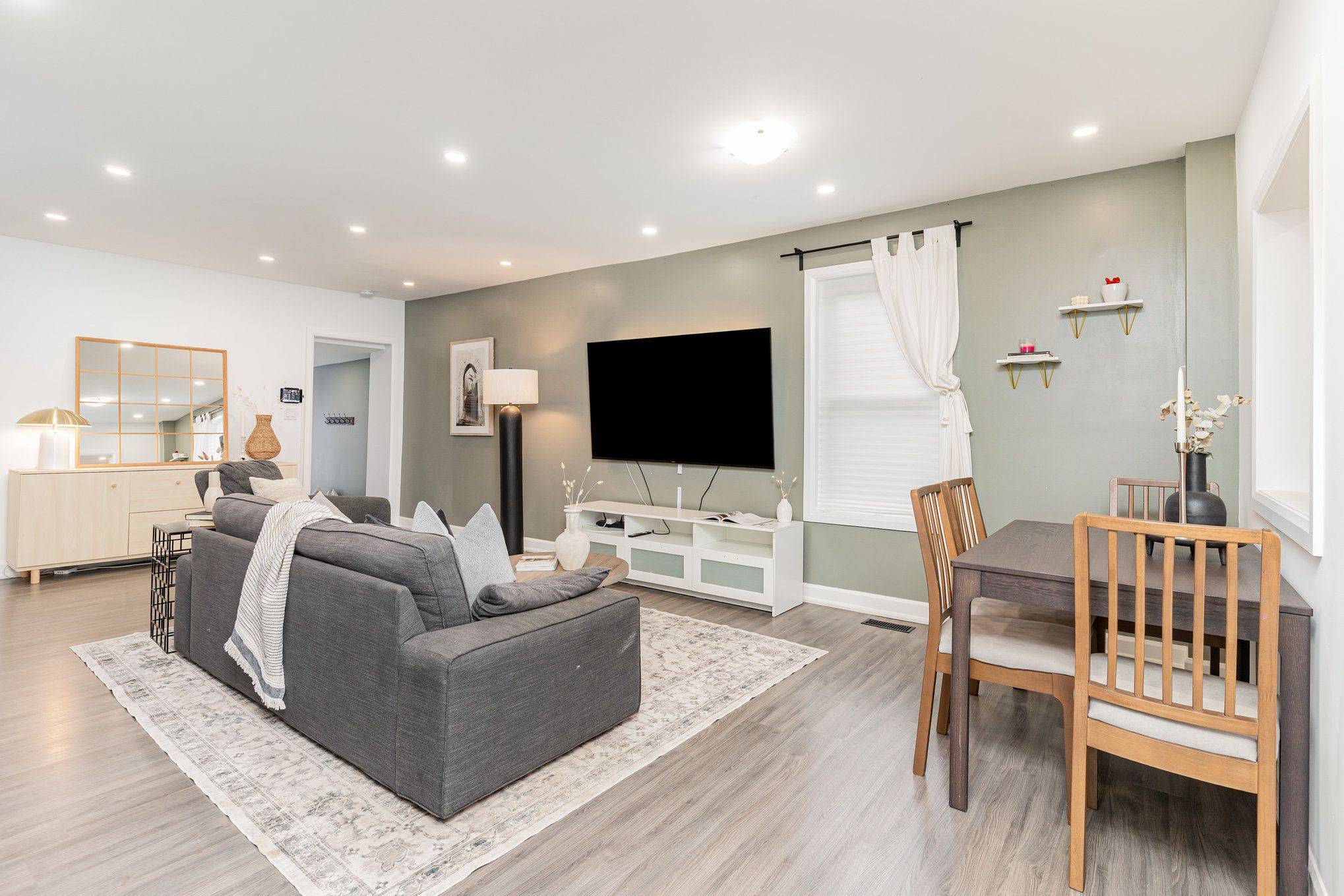 Hamilton, ON L8H 4M6,4 Robins AVE