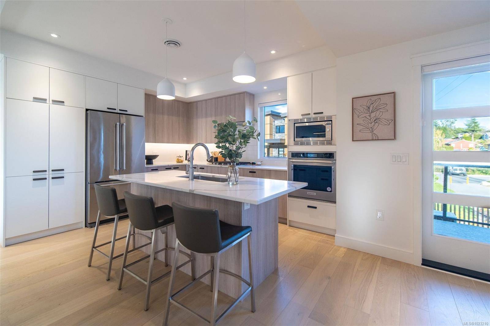 Saanich, BC V8X 2N2,4253 Dieppe Rd #11