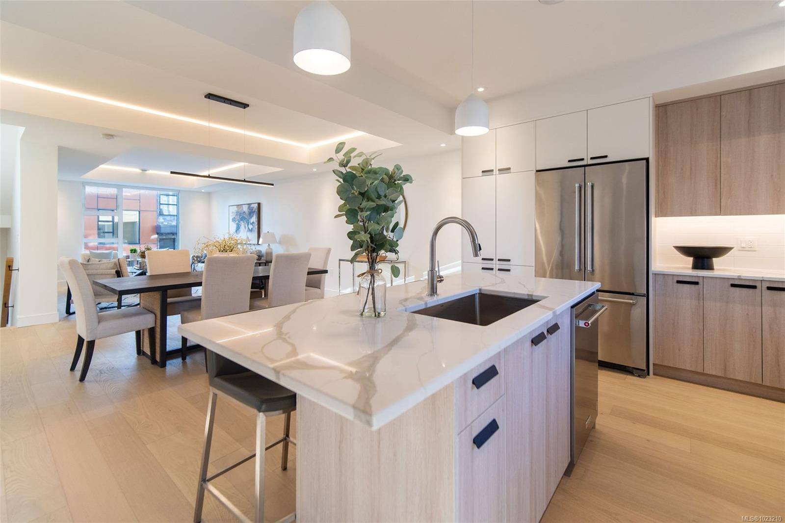 Saanich, BC V8X 2N2,4253 Dieppe Rd #11