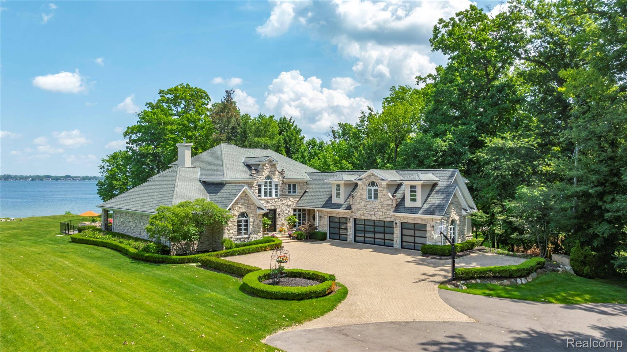 Orchard Lake, MI 48324,4326 COMMERCE RD