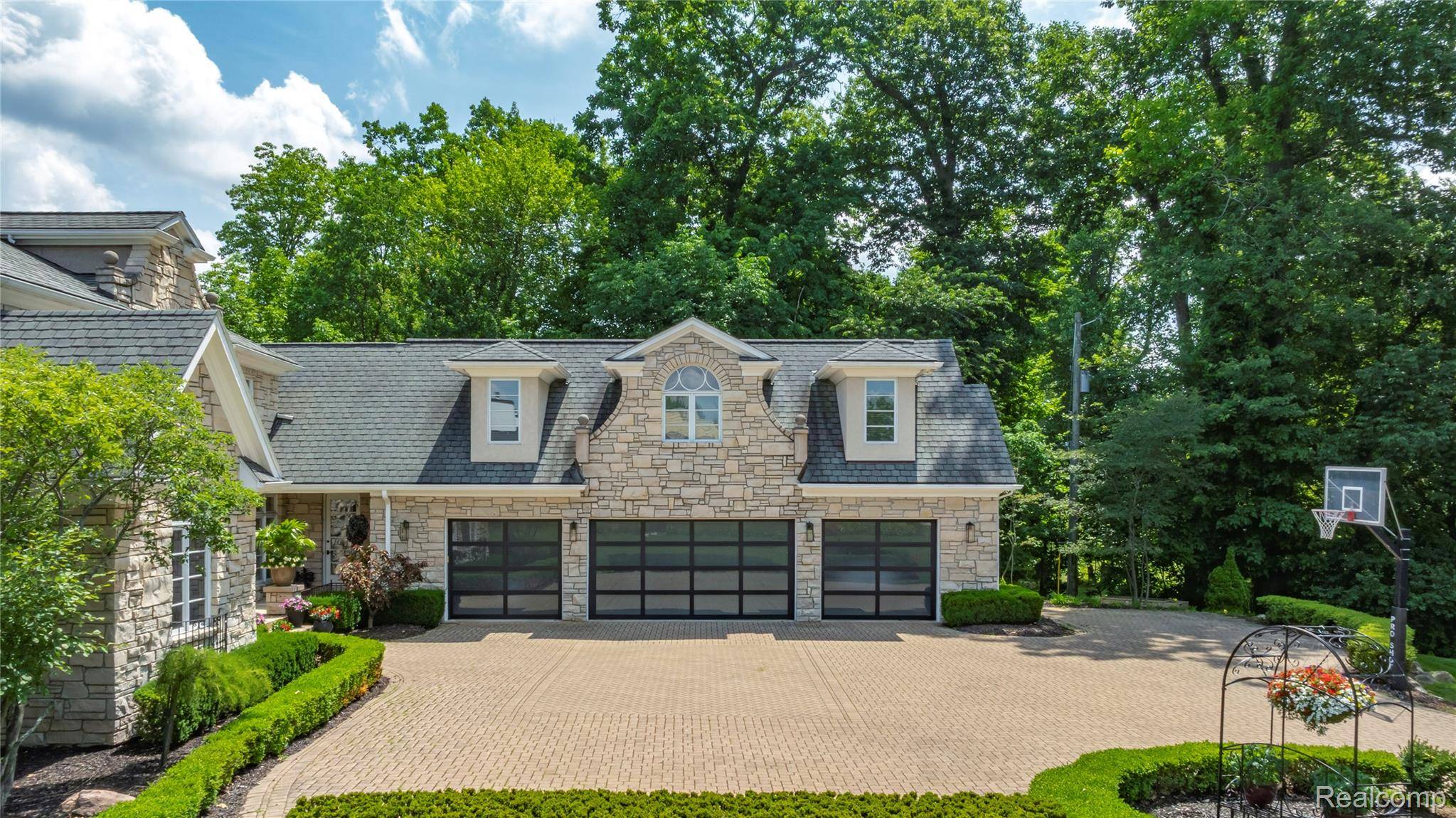 Orchard Lake, MI 48324,4326 COMMERCE RD