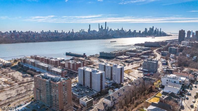 Edgewater Boro, NJ 07020,19 Legend Hills Dr