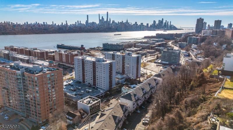 Edgewater Boro, NJ 07020,19 Legend Hills Dr