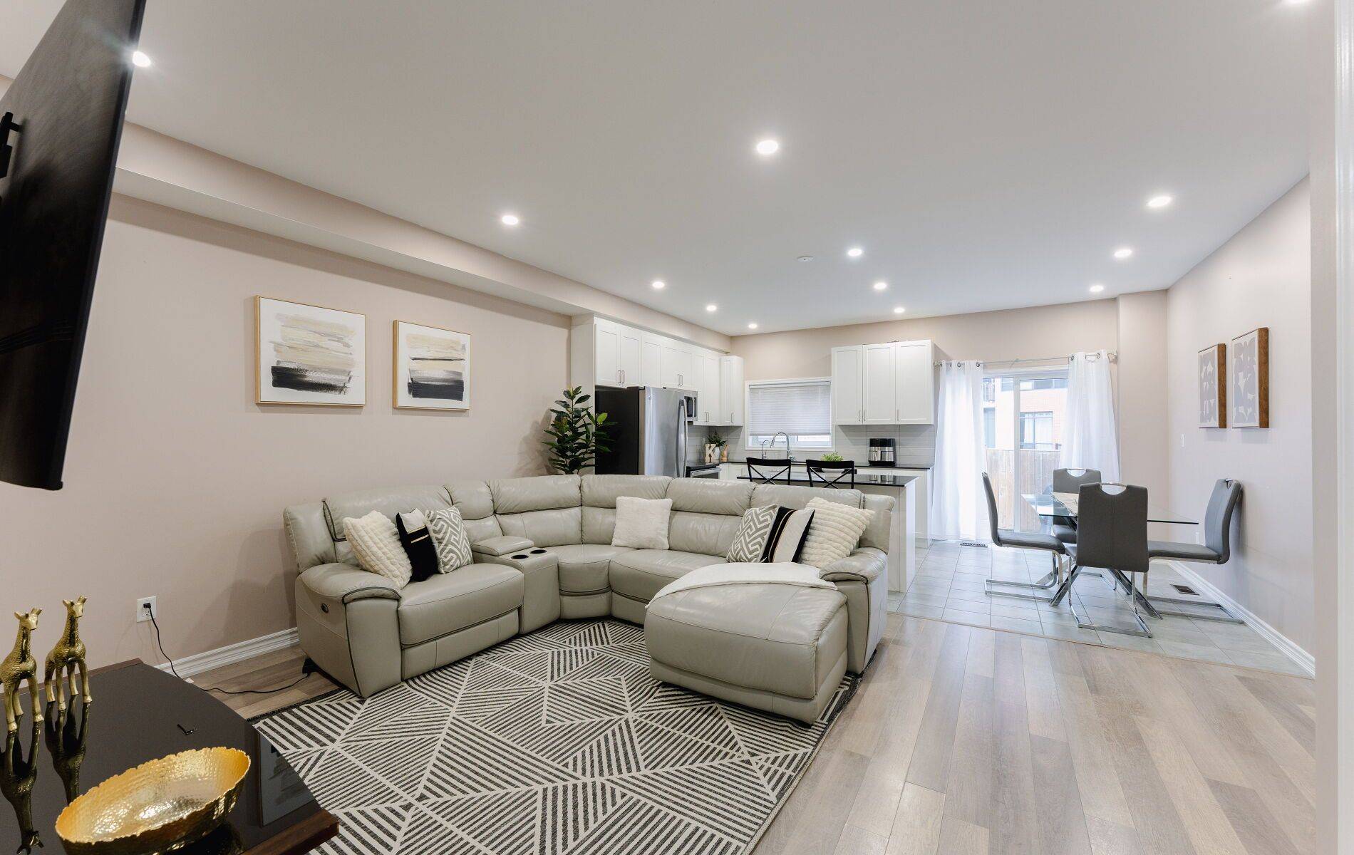 Whitby, ON L1N 0L4,20 Prospect WAY