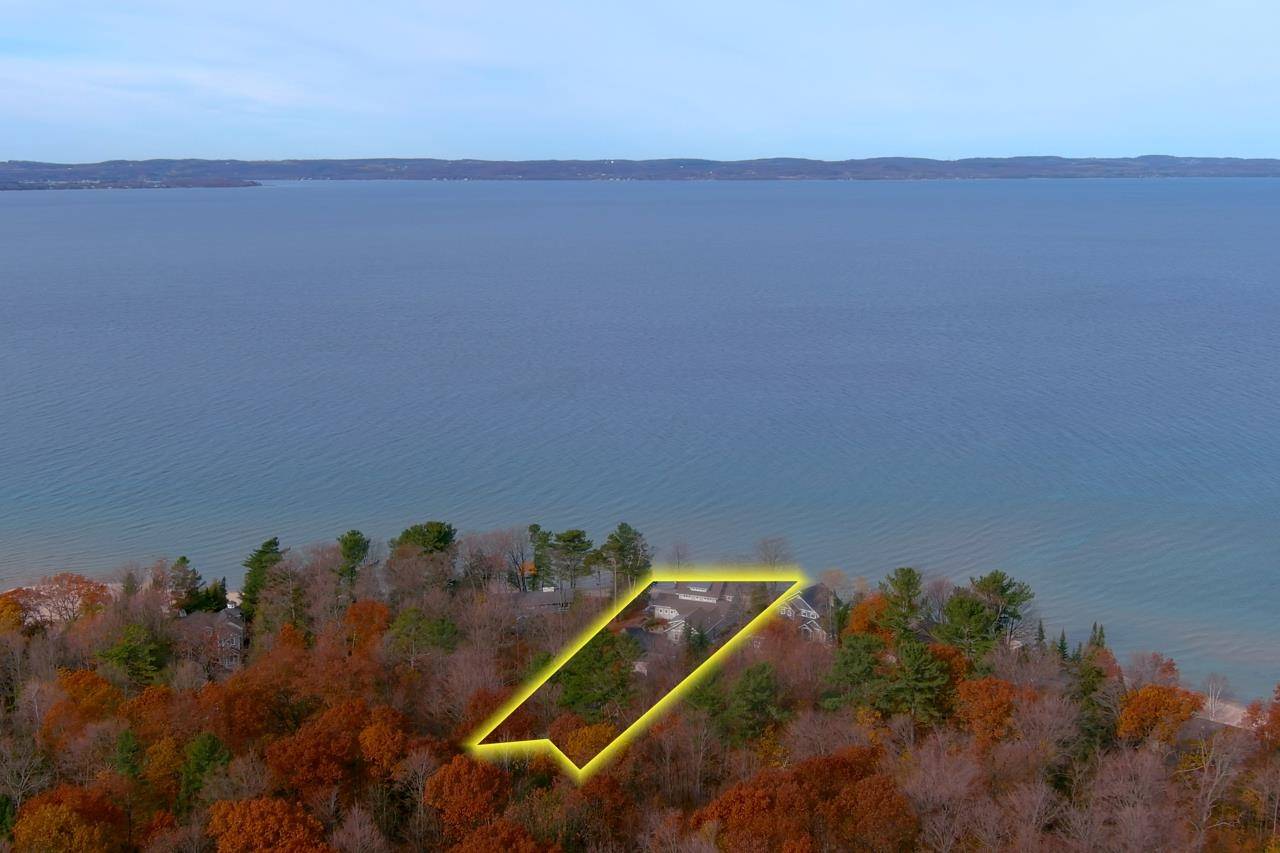 Traverse City, MI 49686,2755 Shore Wood DR