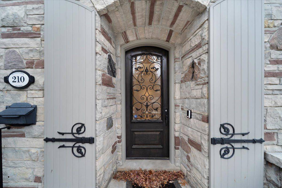 210 St Leonards AVE, Toronto C12, ON M4N 1K7