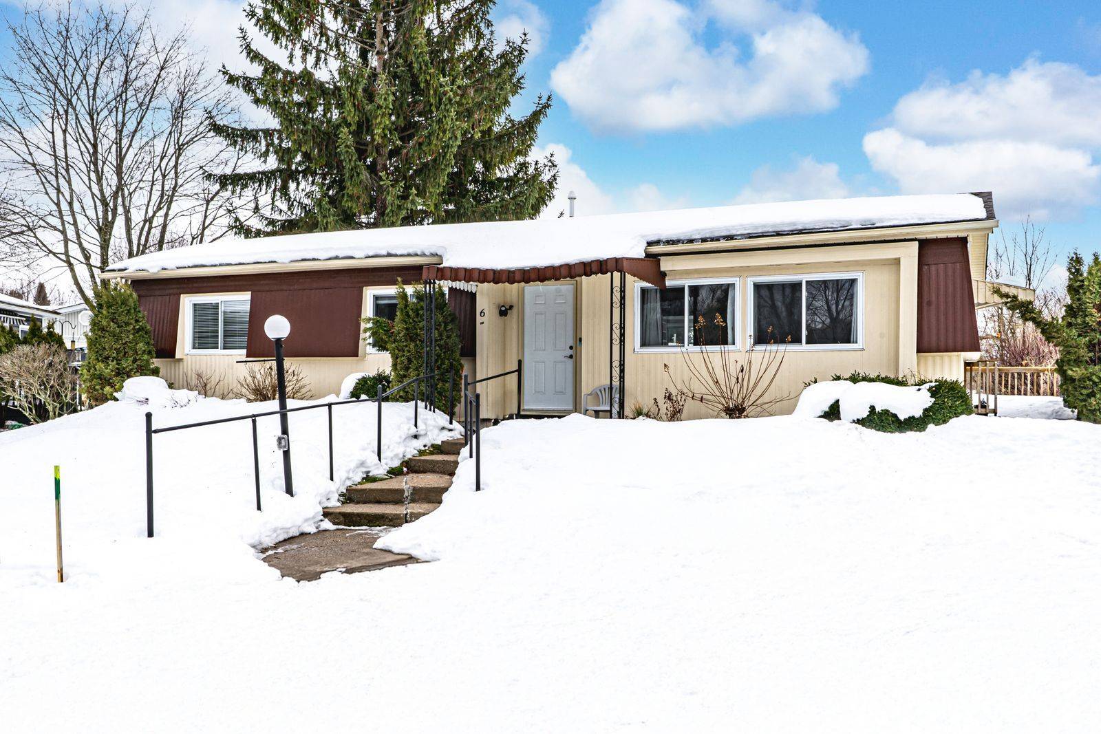 Innisfil, ON L9S 1M1,6 Hickory CT