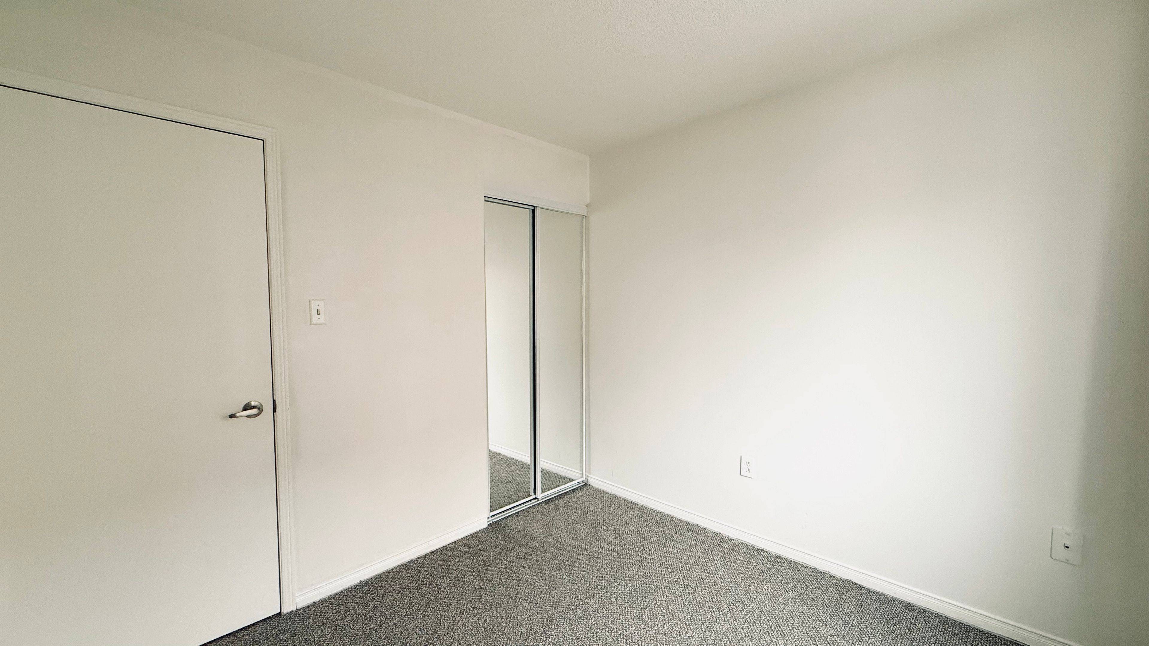 Richmond Hill, ON L4C 3T9,75 Weldrick RD E #934