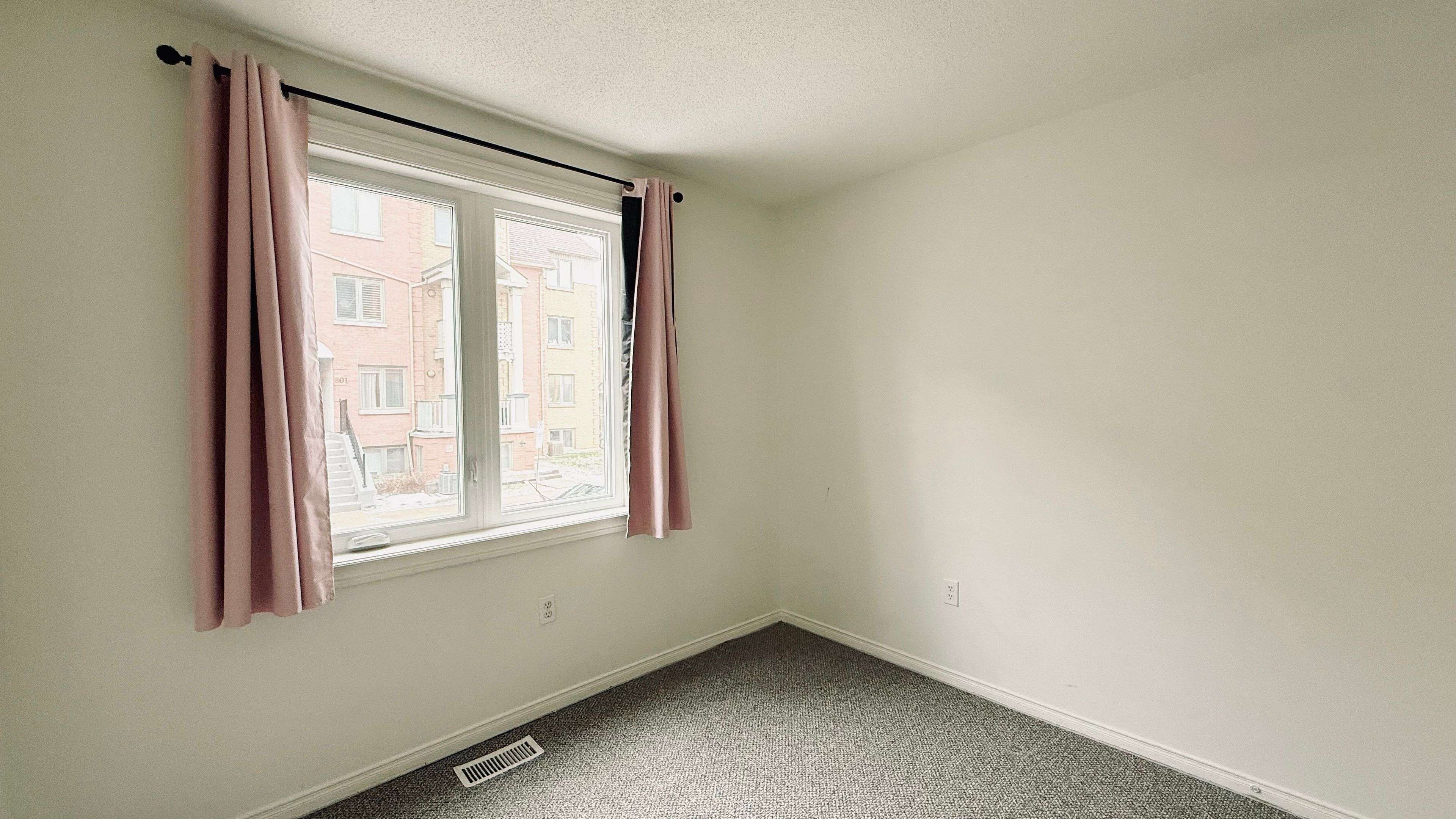 Richmond Hill, ON L4C 3T9,75 Weldrick RD E #934