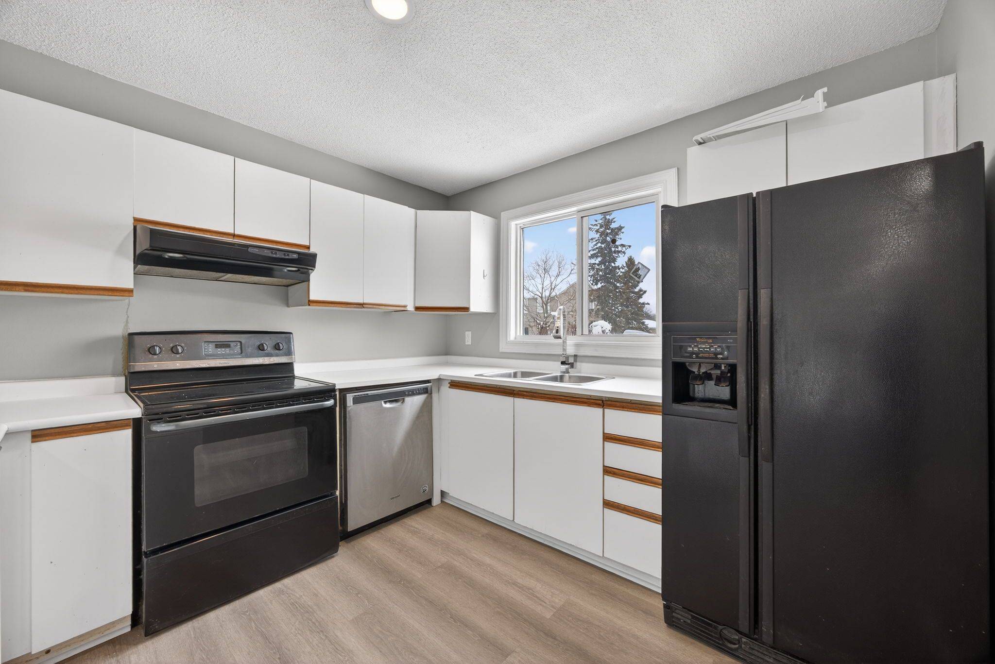 Collingwood, ON L9Y 4S6,15 Watts CRES #9