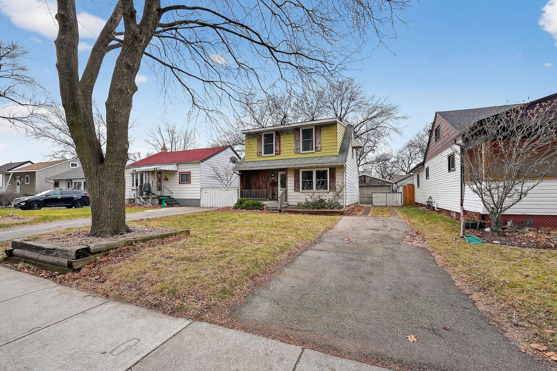 Hamilton, ON L8H 5T3,283 Ivon AVE