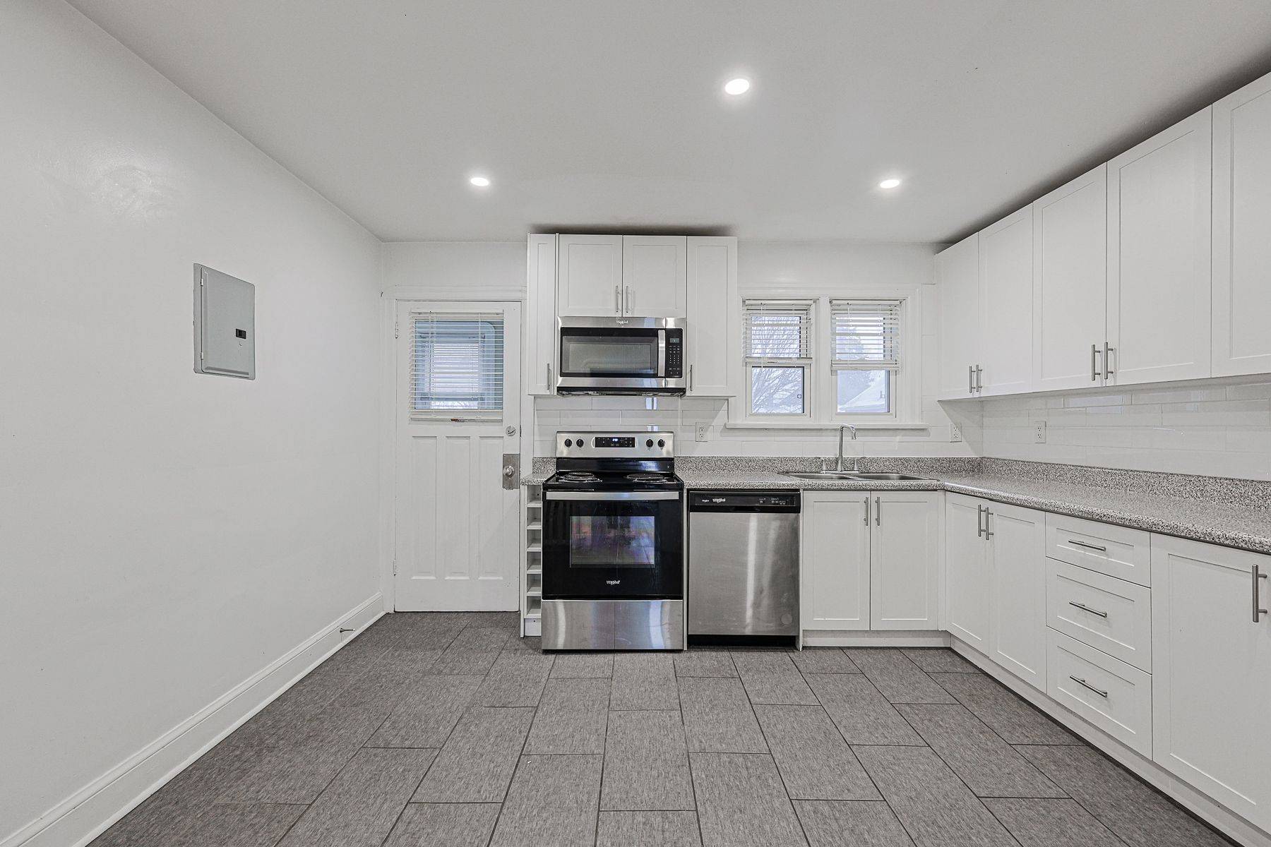 Oshawa, ON L1G 5C8,366 Mary ST N #4