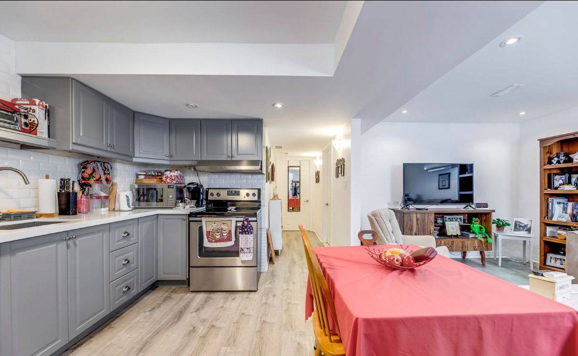 Brampton, ON L6Y 4W5,124 DAFFODIL PL