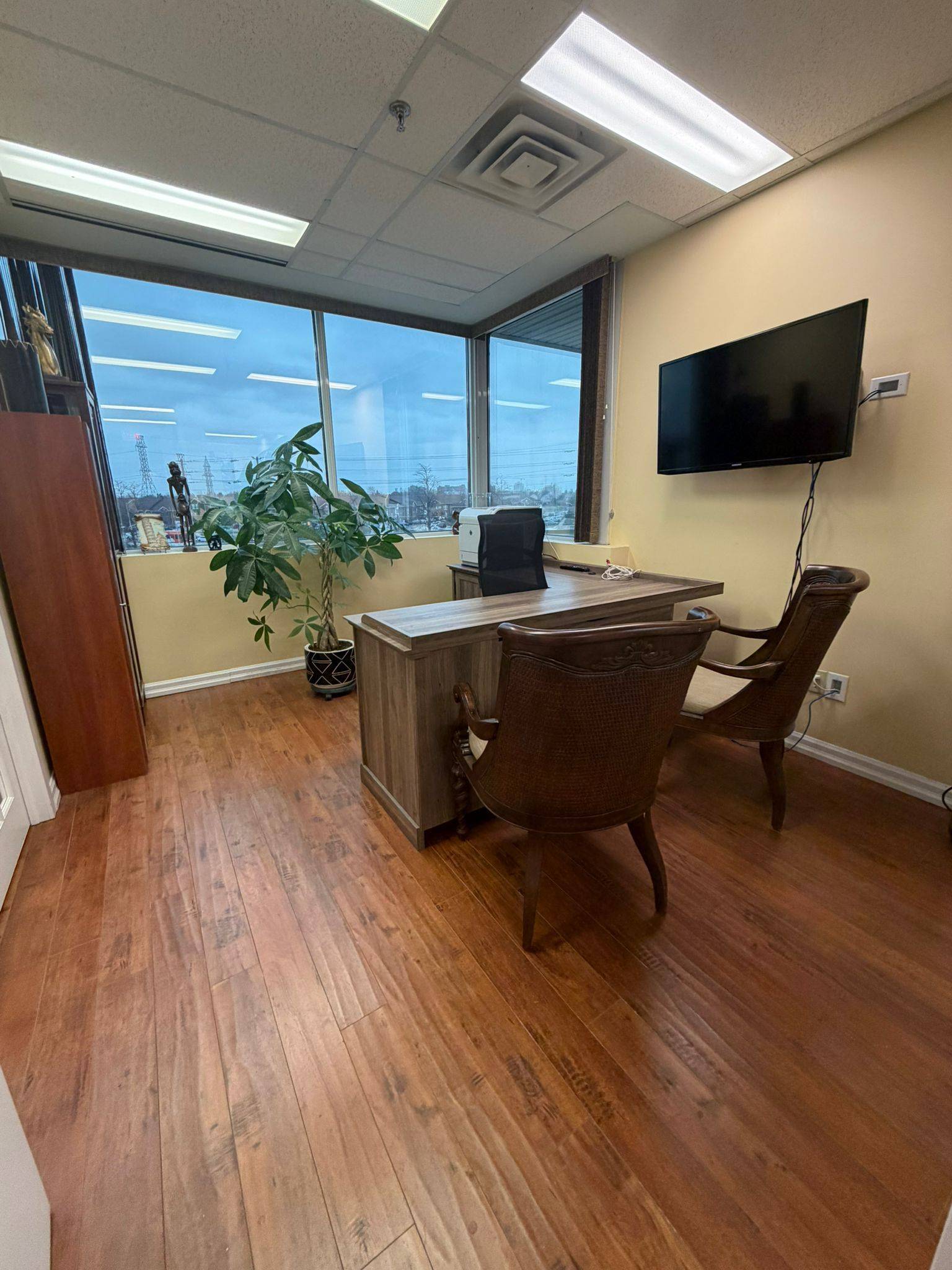 Mississauga, ON L4W 5A6,2800 Skymark AVE #303