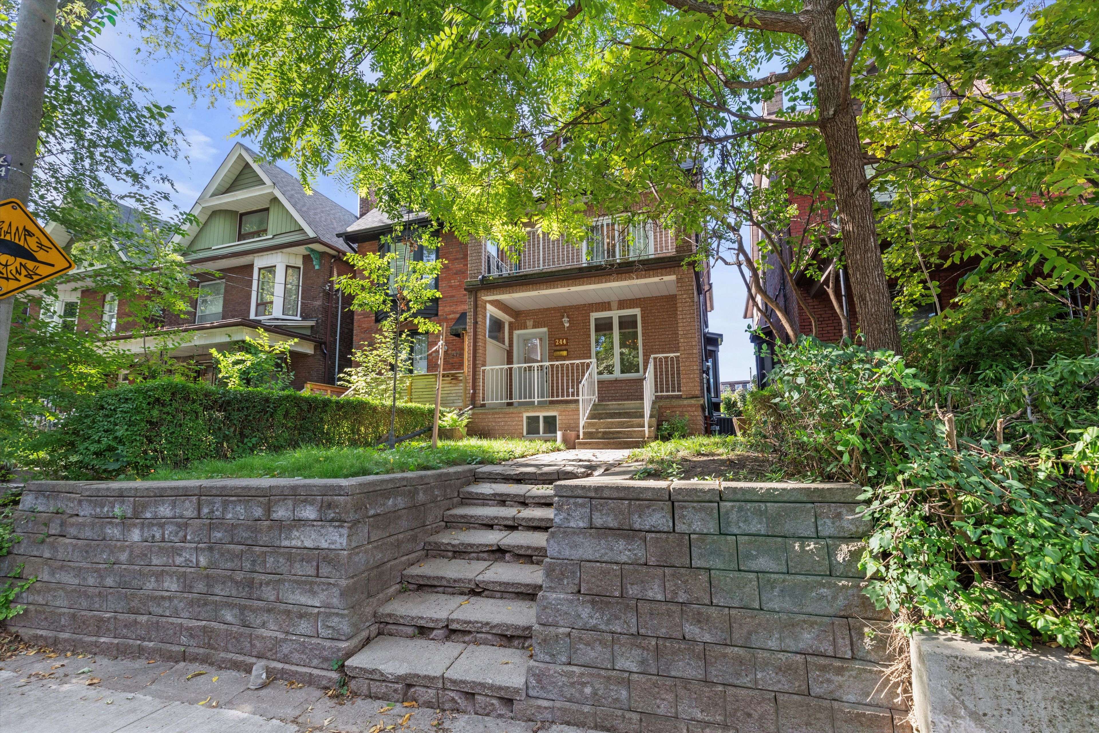 Toronto C01, ON M6G 3A6,244 Grace ST