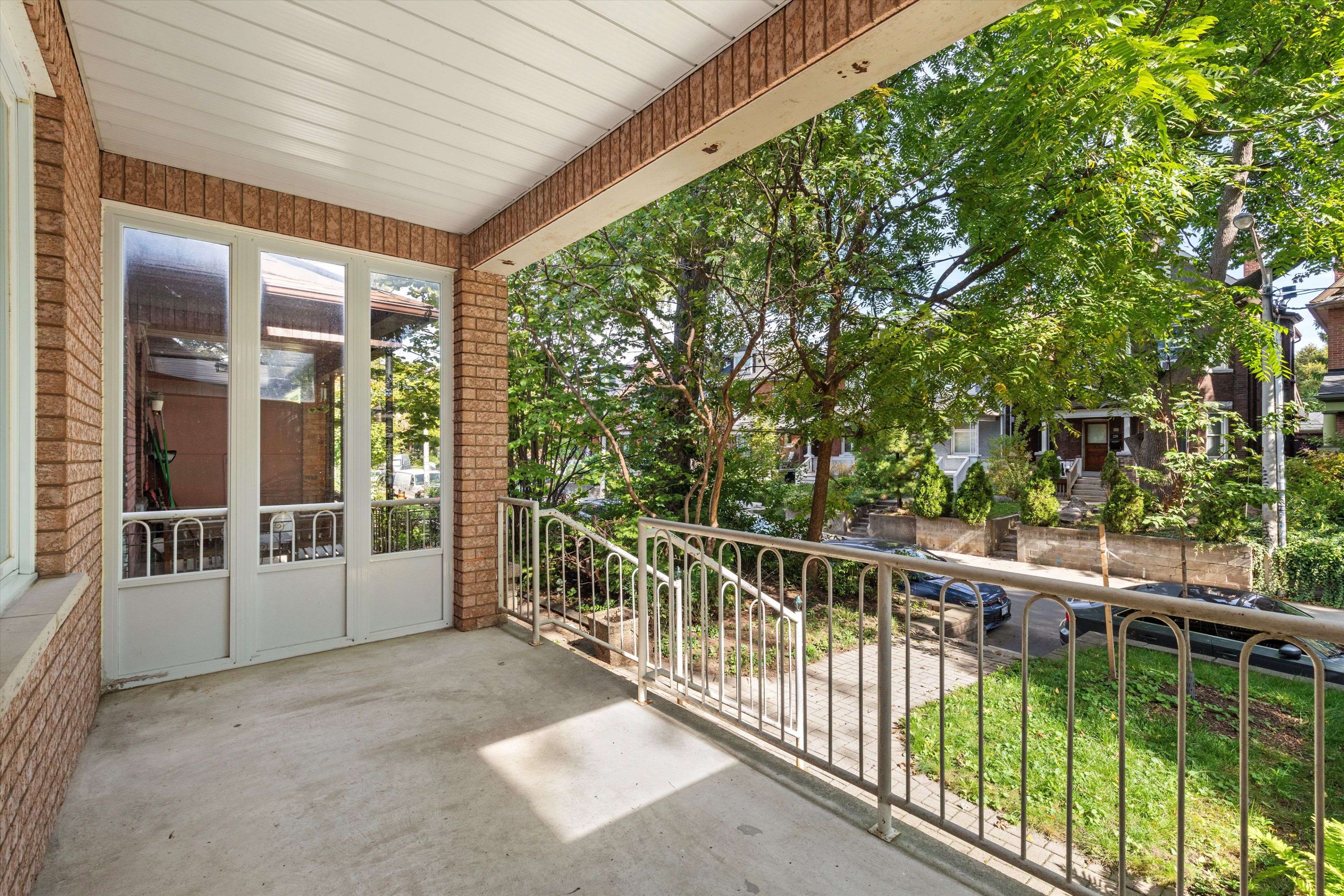 Toronto C01, ON M6G 3A6,244 Grace ST