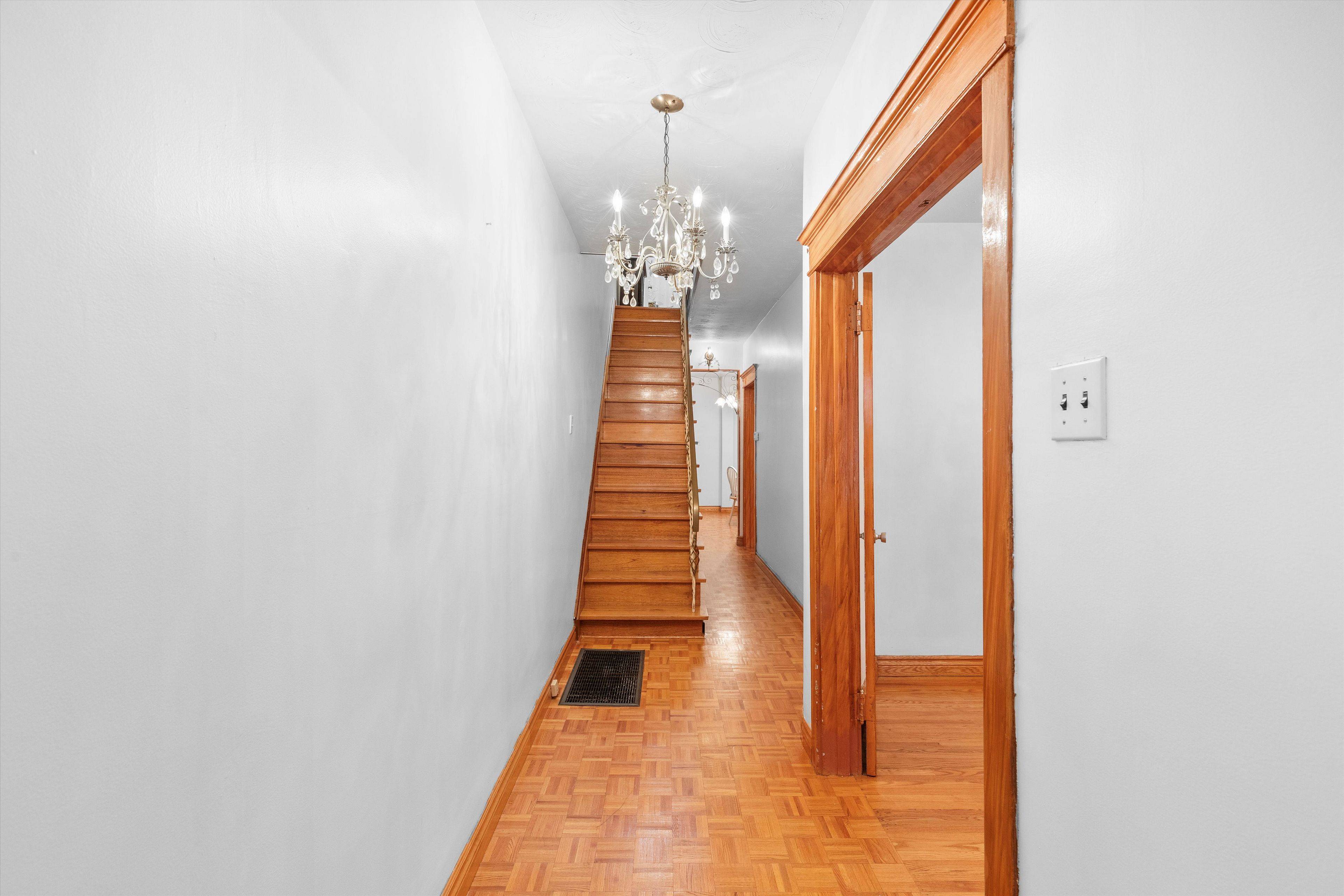 Toronto C01, ON M6G 3A6,244 Grace ST