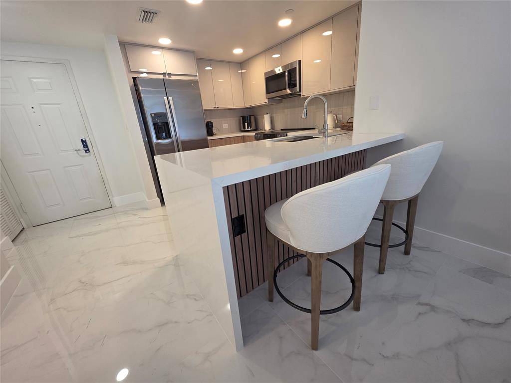 Aventura, FL 33180,19501 W Country Club Dr #2306