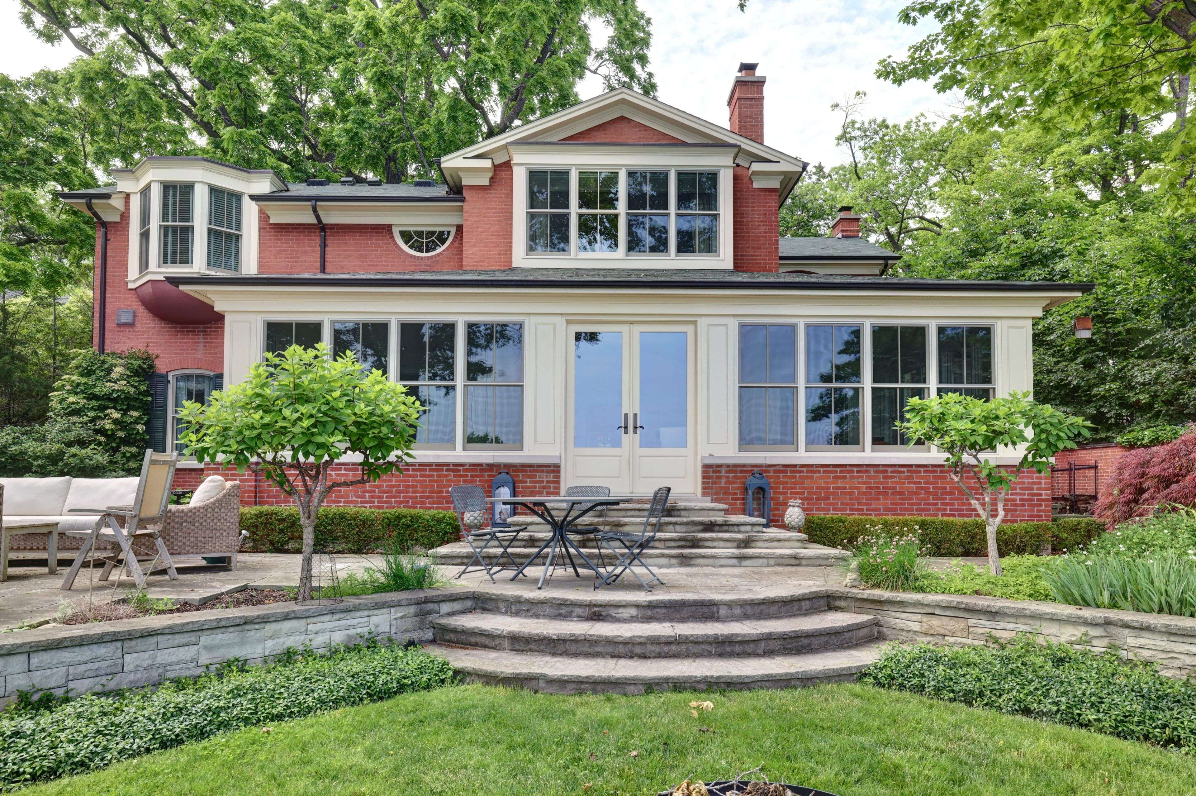 Oakville, ON L6J 1C2,350 King ST