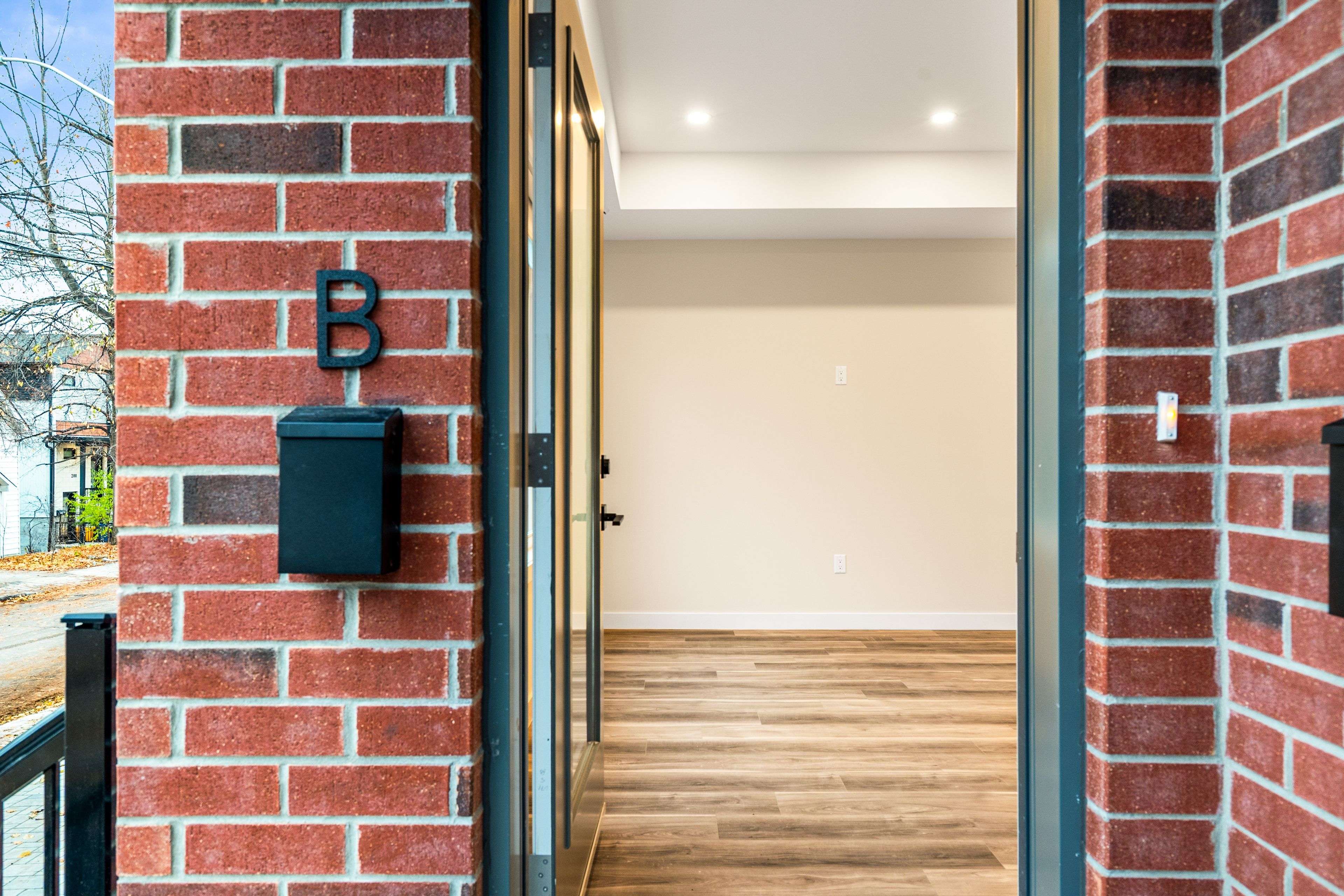 Glebe - Ottawa East And Area, ON K1S 2Z4,193 Hopewell AVE #B