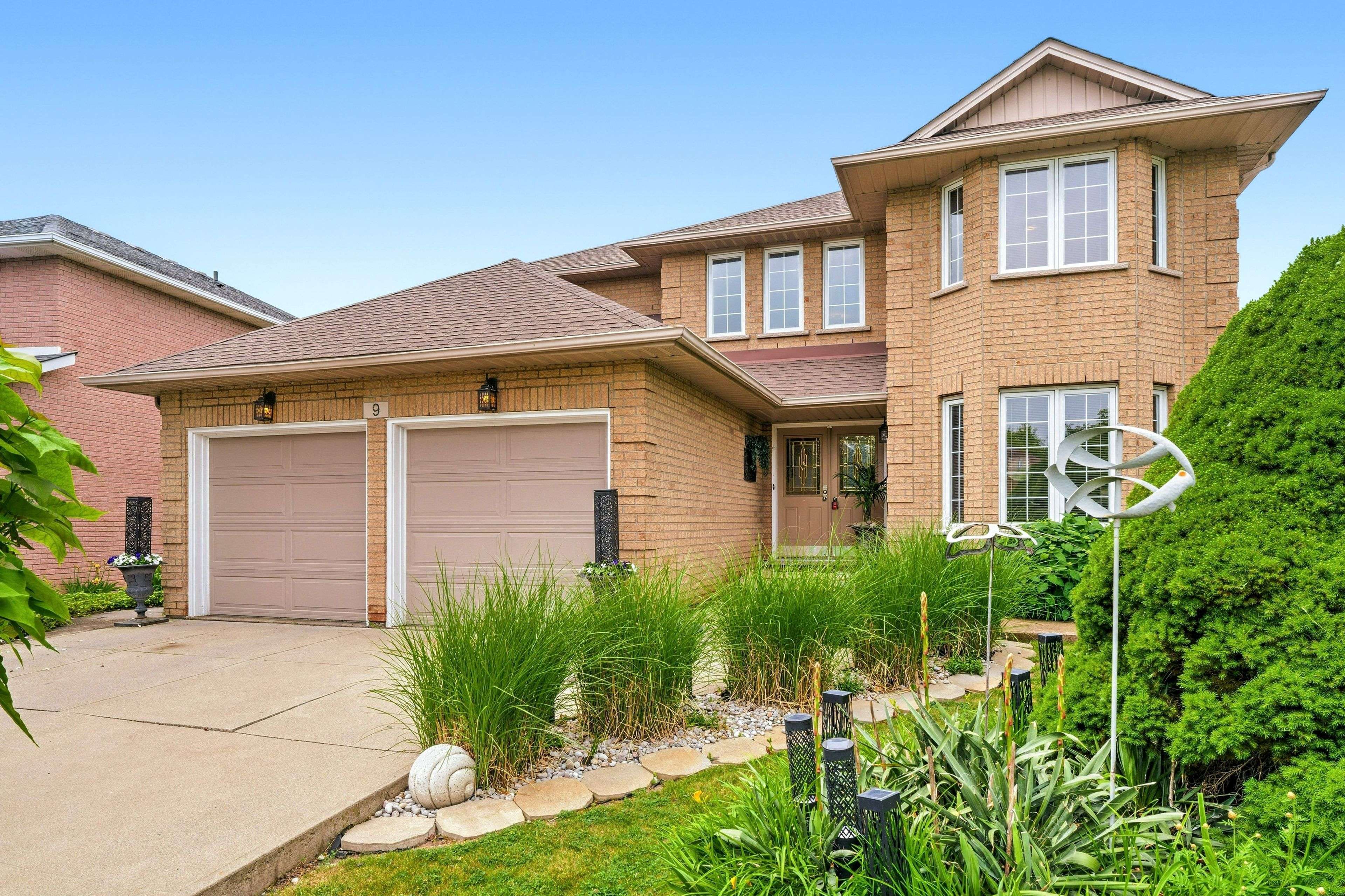 Hamilton, ON L8E 5E6,9 Sugarberry CT