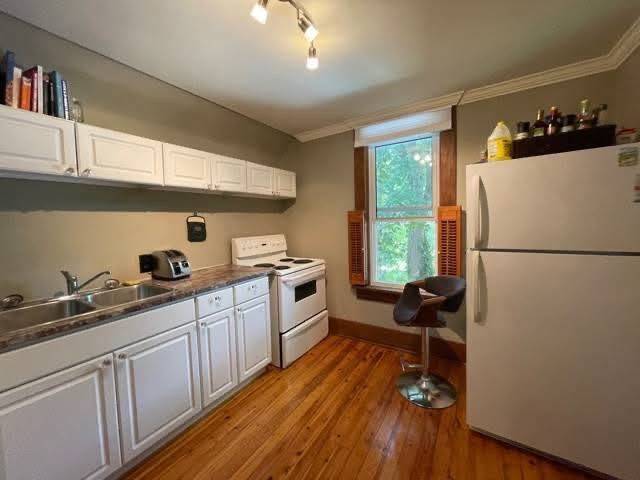 Kitchener, ON N2H 4L9,22 St Leger ST #2