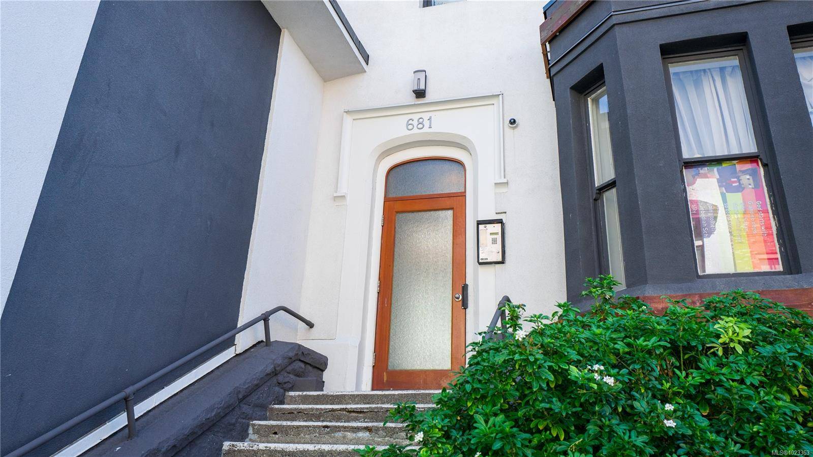 Victoria, BC V8W 1S8,681 Herald St