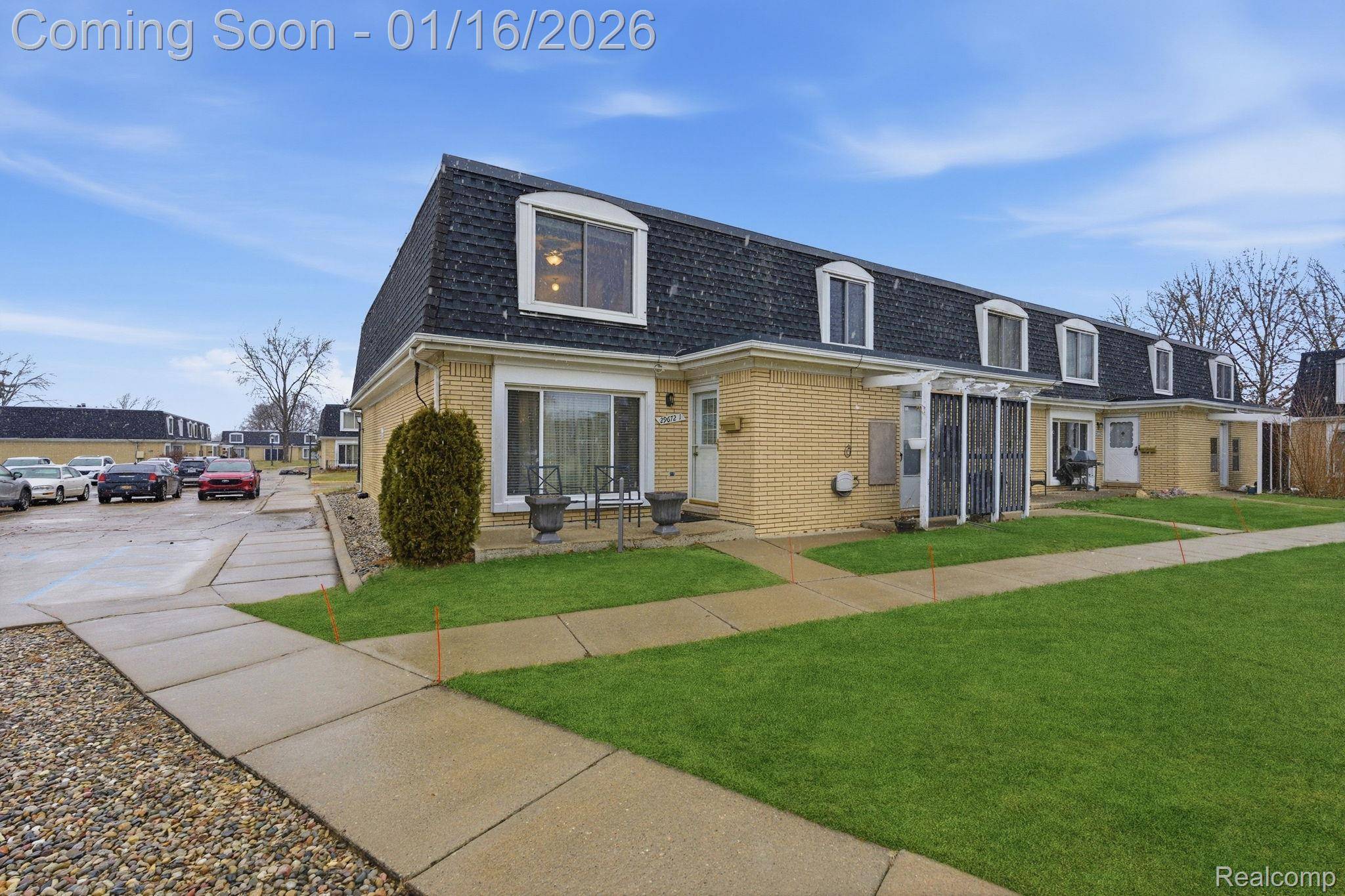Warren, MI 48093,29672 City Center DR #1