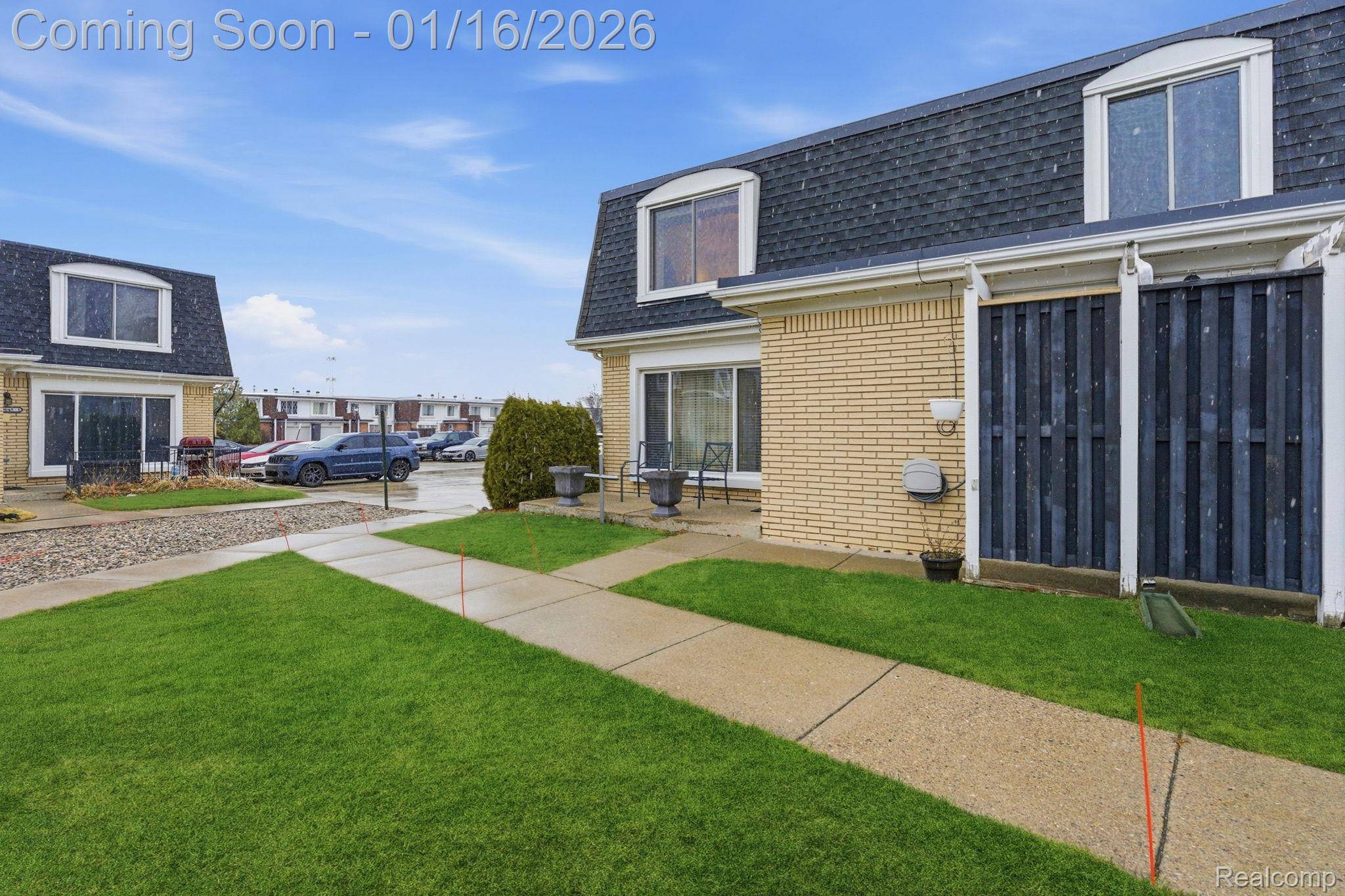 Warren, MI 48093,29672 City Center DR #1