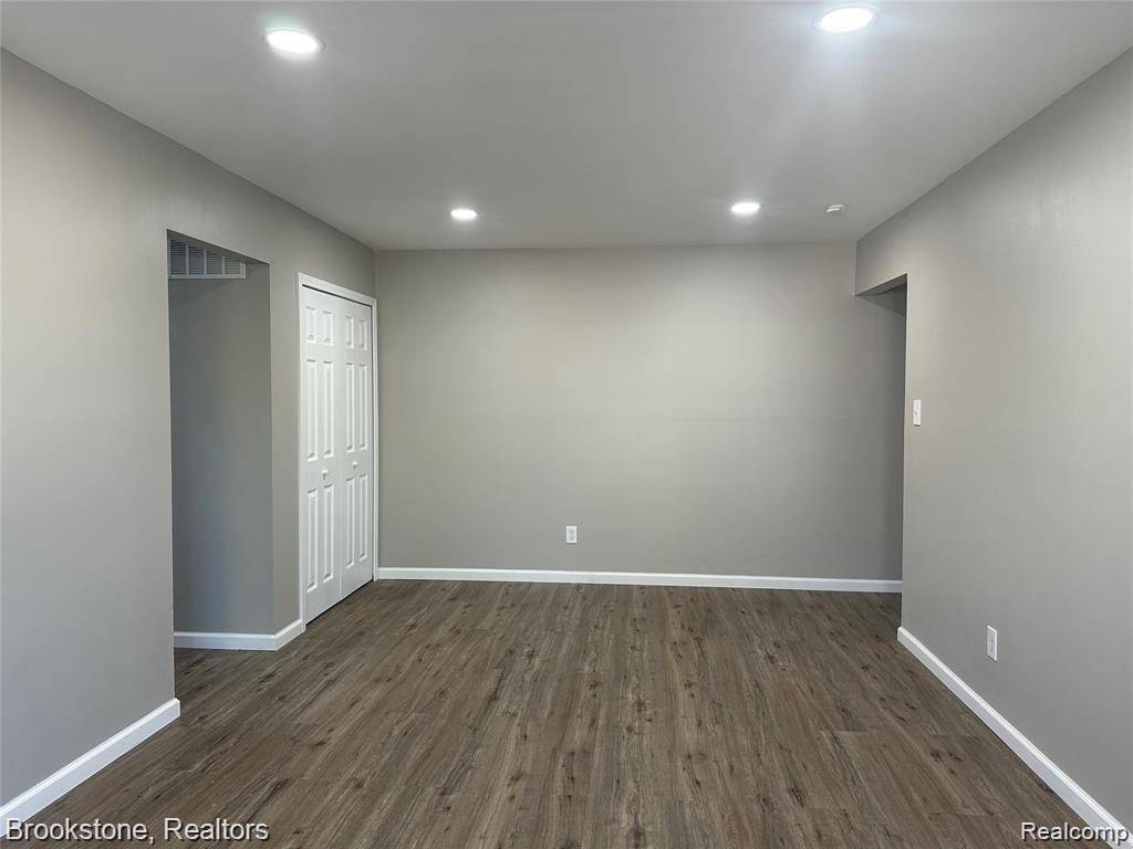 Sterling Heights, MI 48313,39471 Van Dyke AVE