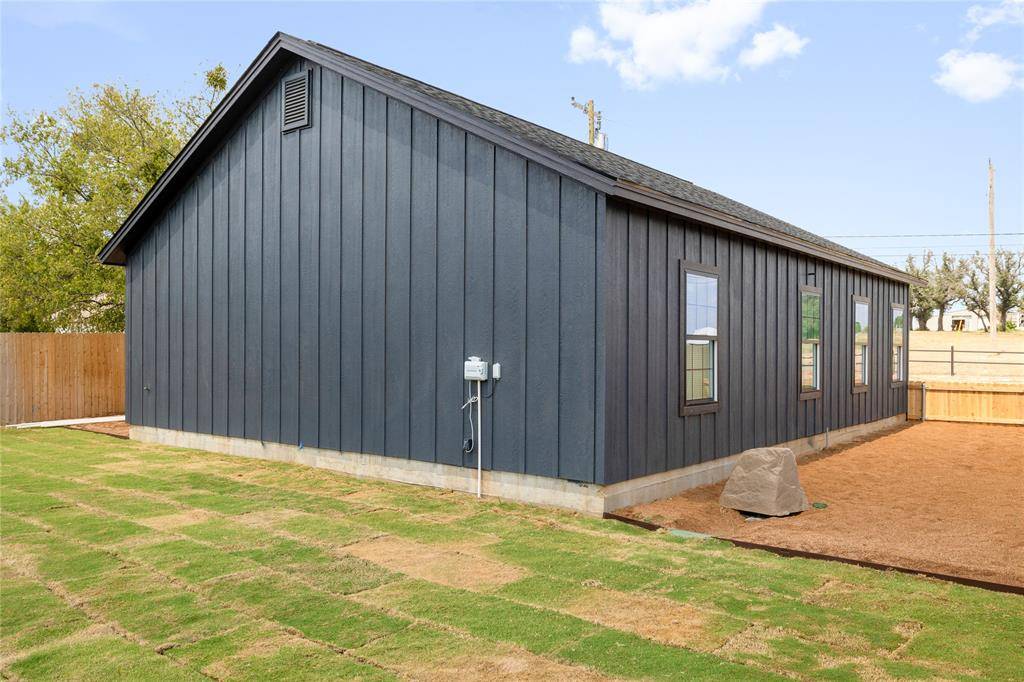 Comanche, TX 76442,1004 E Highland