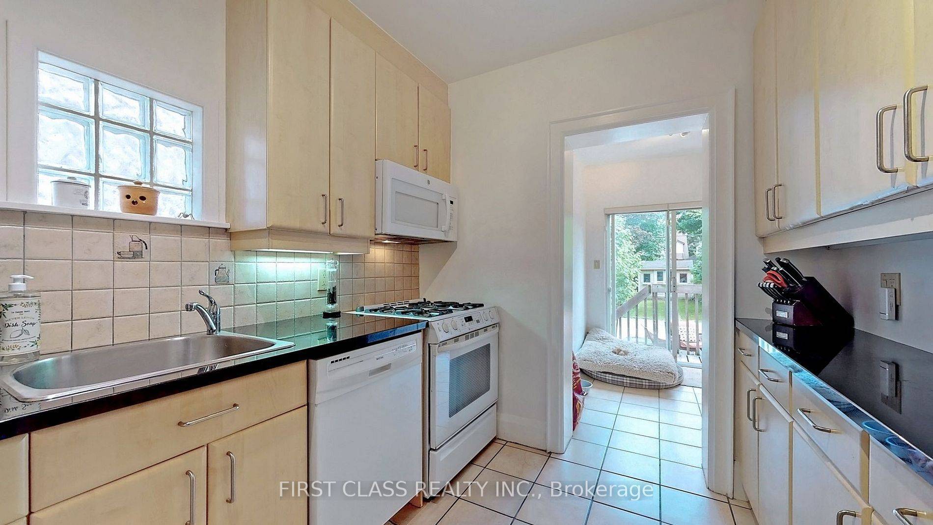 Toronto C04, ON M5M 1Y9,203 Melrose AVE