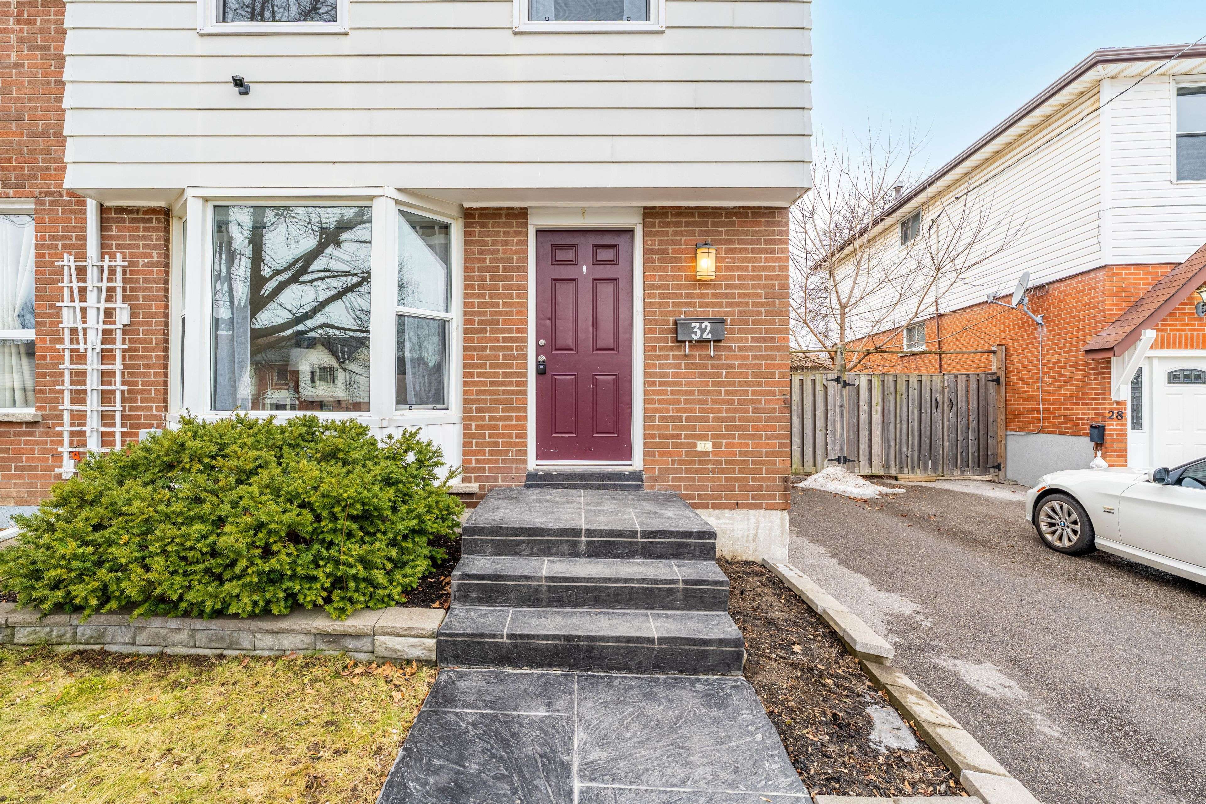 Oshawa, ON L1J 5X2,32 Vancouver CT