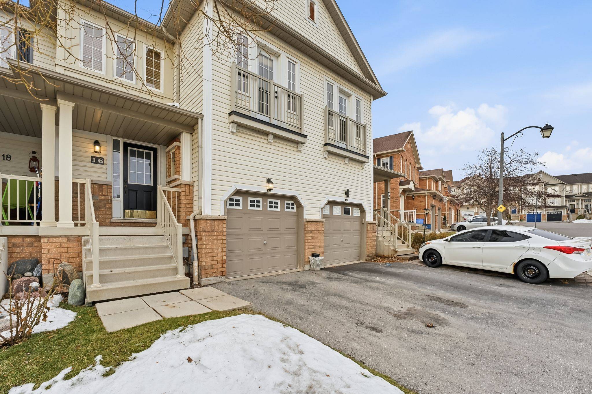 Whitby, ON L1N 0E9,16 Barkdale WAY