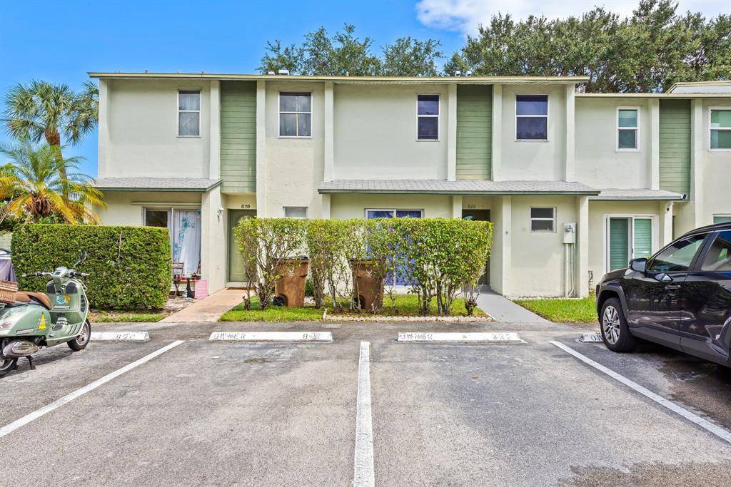 Deerfield Beach, FL 33064,822 Crystal Lake Dr #822