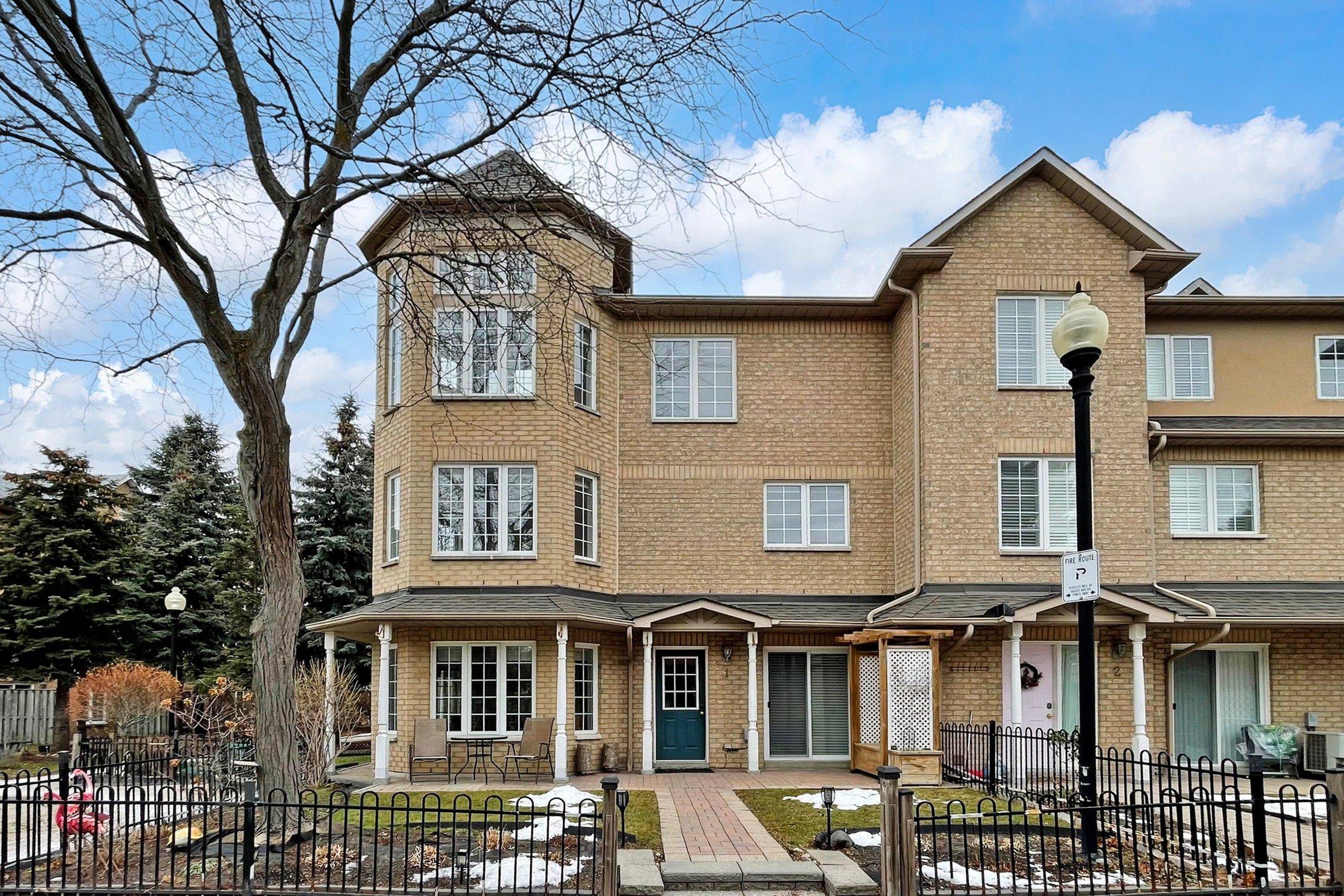 Markham, ON L3R 4G4,23 St.Moritz WAY #01