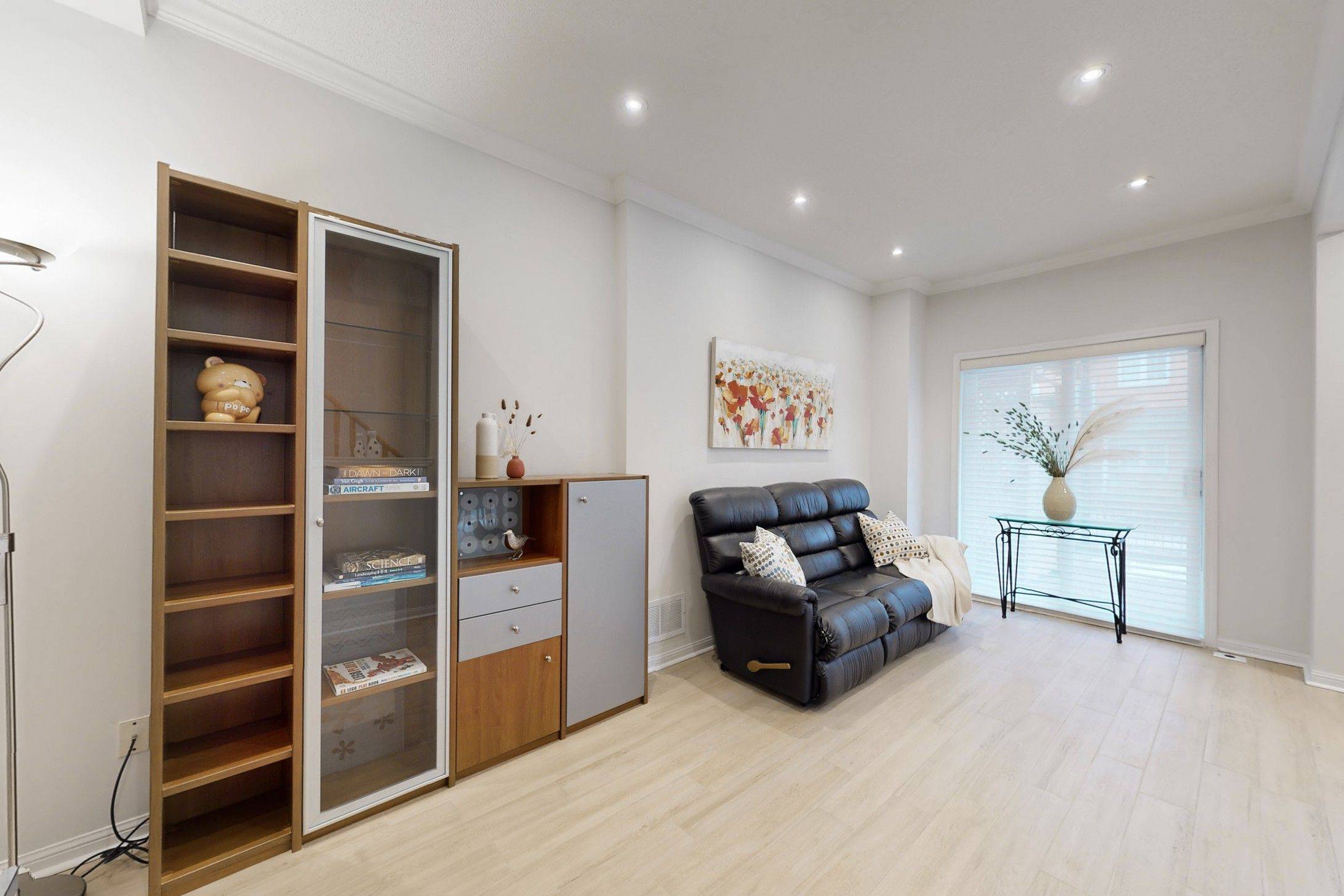 Markham, ON L3R 4G4,23 St.Moritz WAY #01