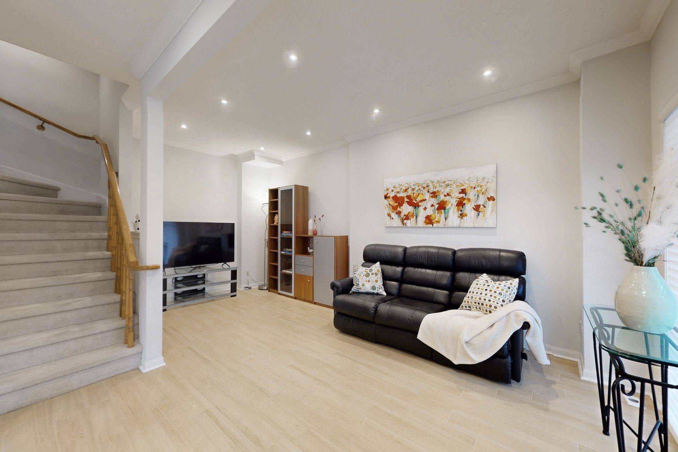 Markham, ON L3R 4G4,23 St.Moritz WAY #01