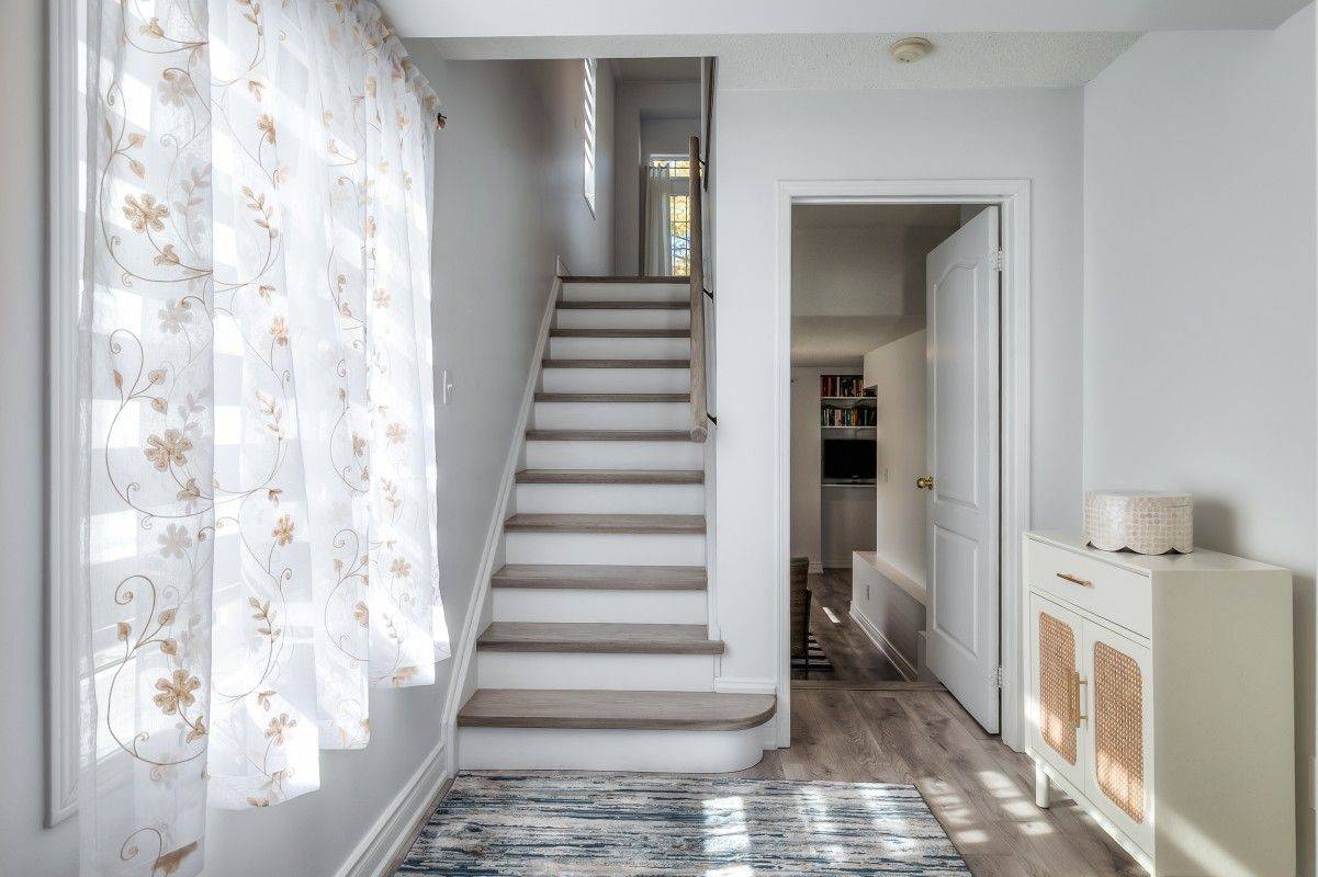 Aurora, ON L4G 7M9,40 Sandlewood CT #28