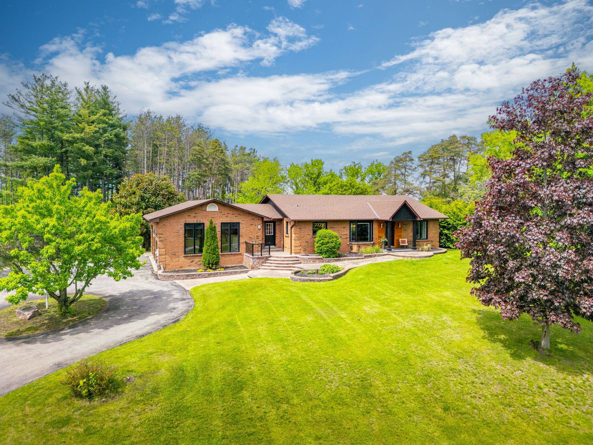 Uxbridge, ON L9P 1R9,1 Lormik DR