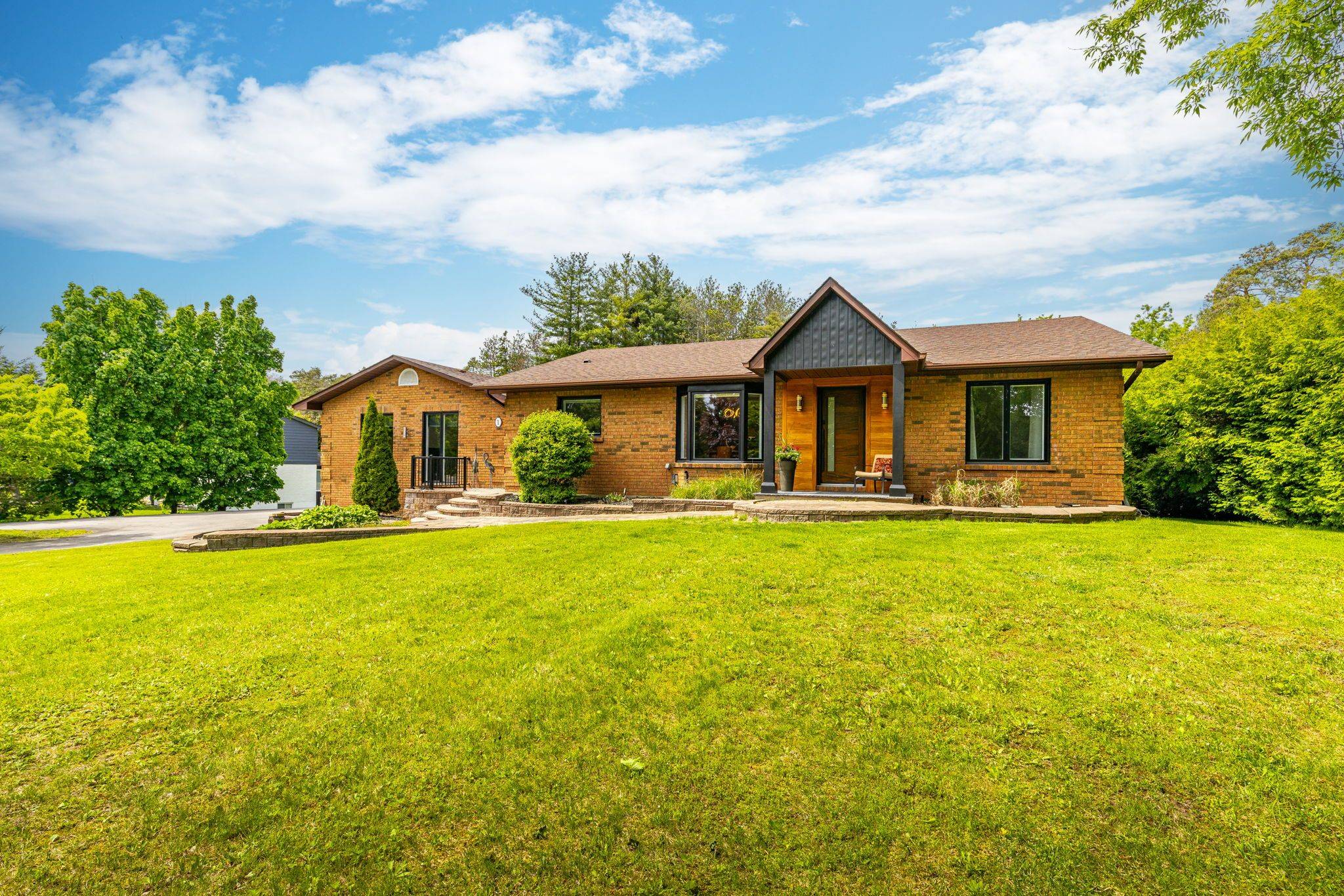 Uxbridge, ON L9P 1R9,1 Lormik DR