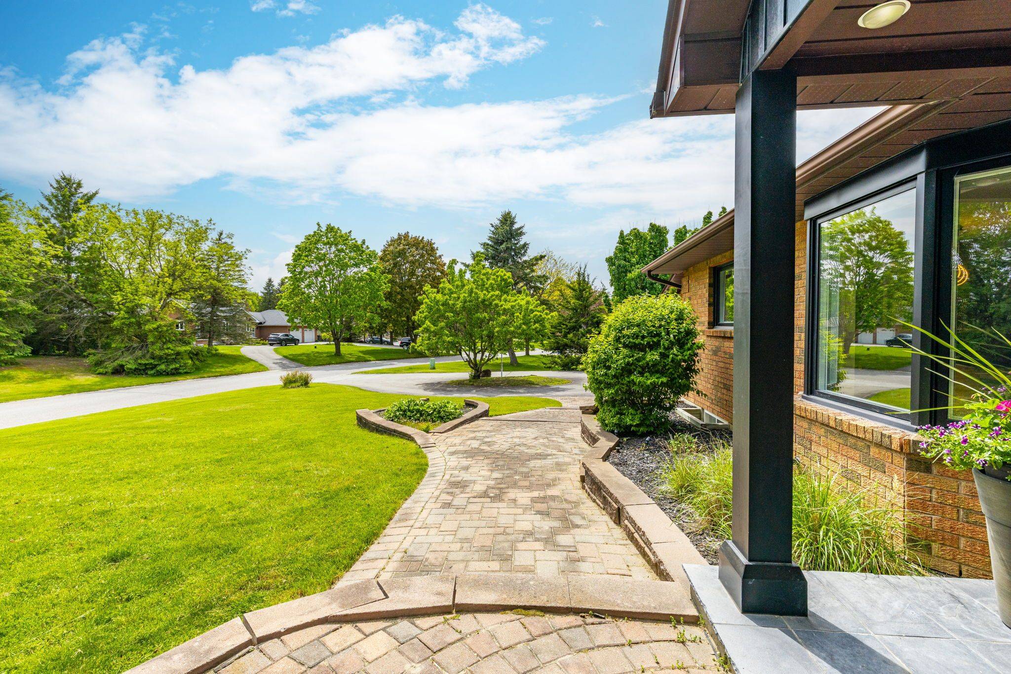 Uxbridge, ON L9P 1R9,1 Lormik DR