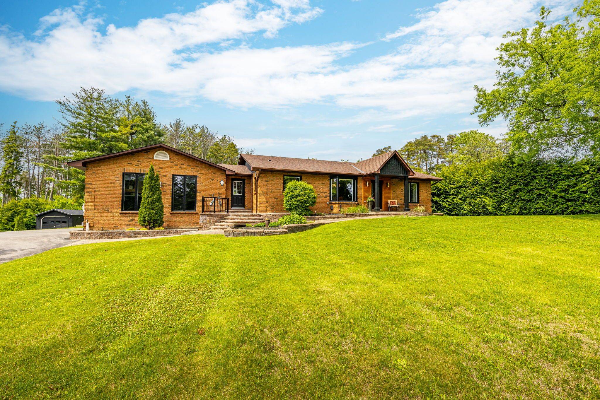 Uxbridge, ON L9P 1R9,1 Lormik DR