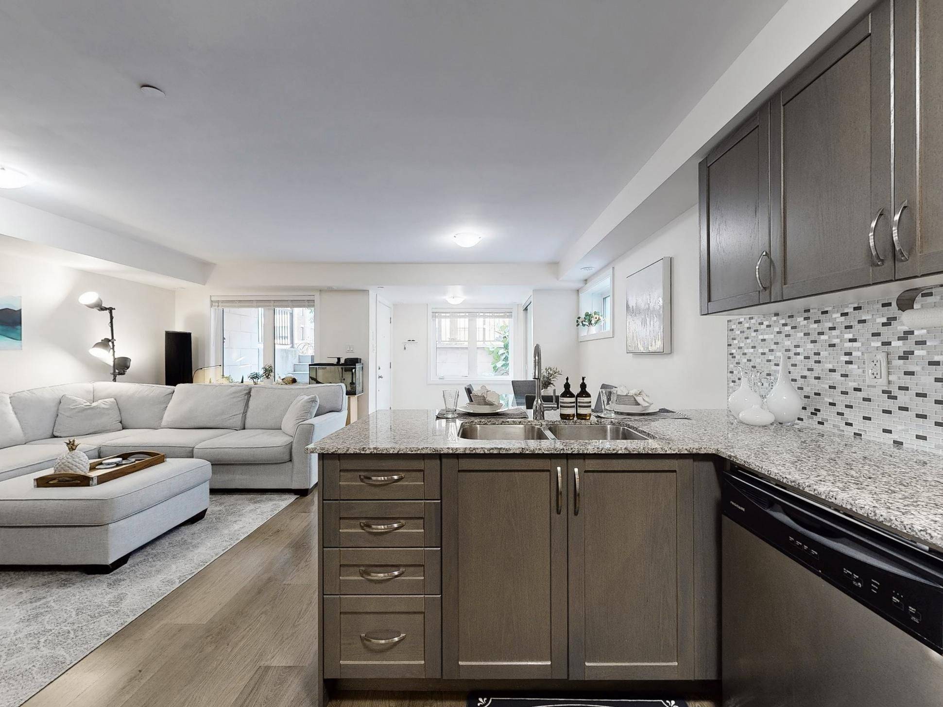 Toronto W06, ON M8V 1Y8,252 Royal York RD #212