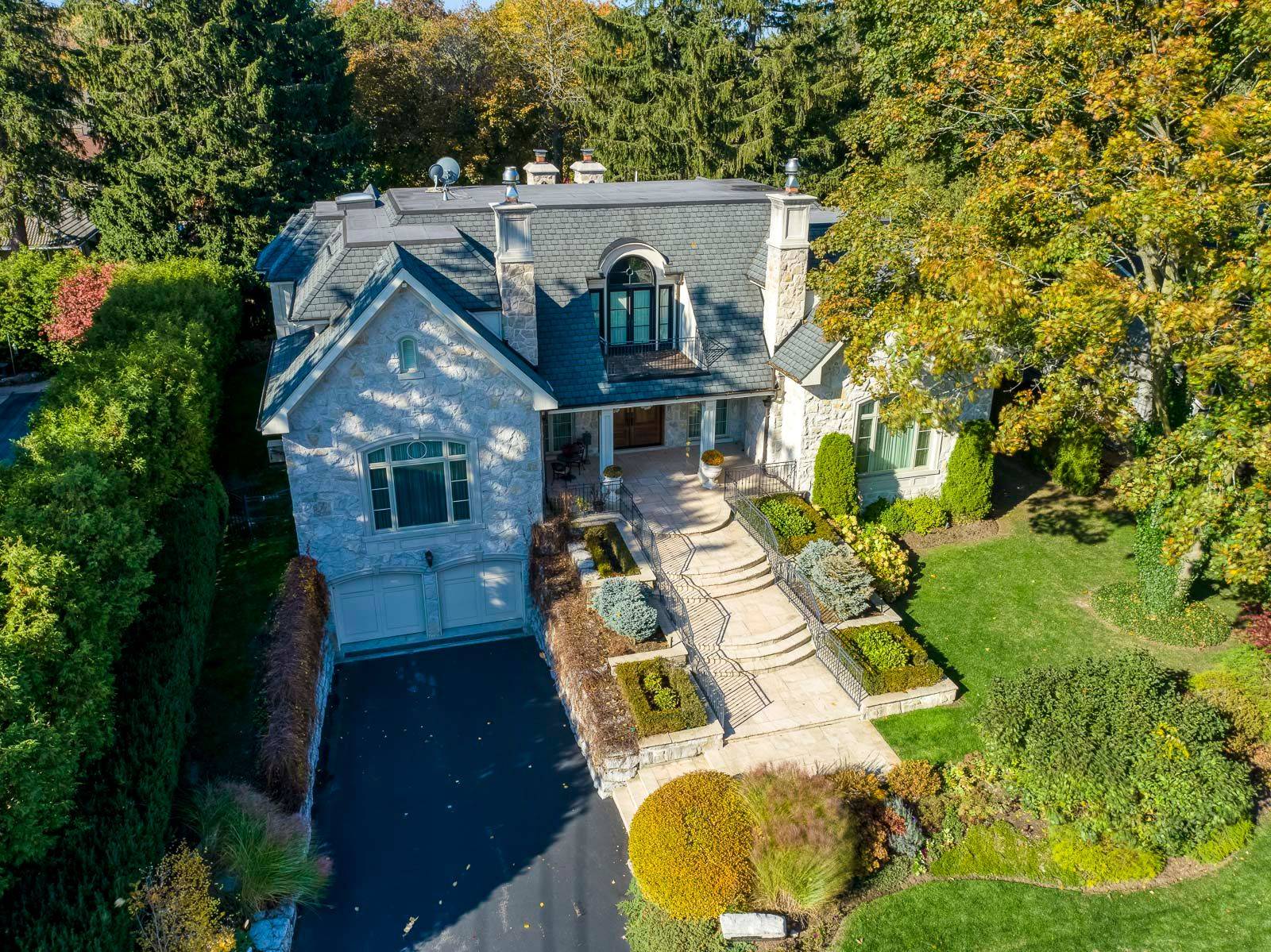 Oakville, ON L6J 4G9,138 DIANNE AVE