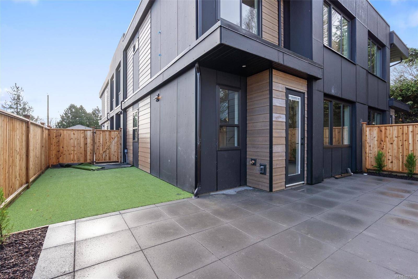 Saanich, BC V8Z 1Y6,588 Whiteside St #4