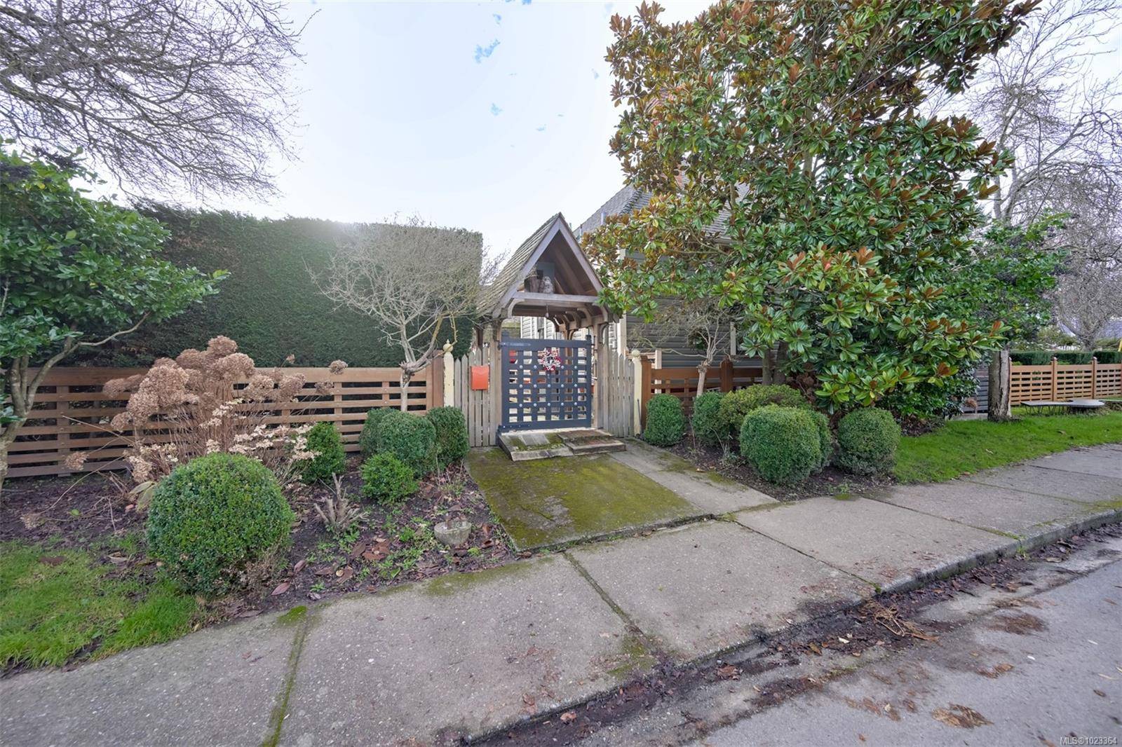 Victoria, BC V8T 2Z1,2221 Fernwood Rd