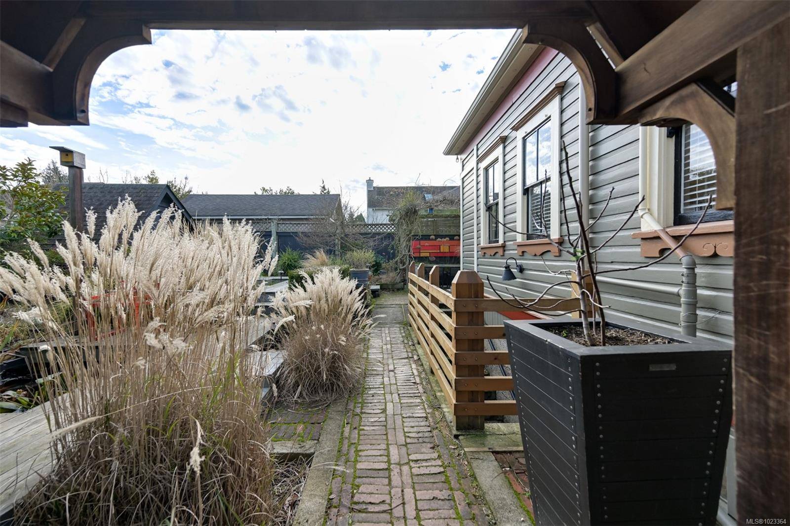 Victoria, BC V8T 2Z1,2221 Fernwood Rd