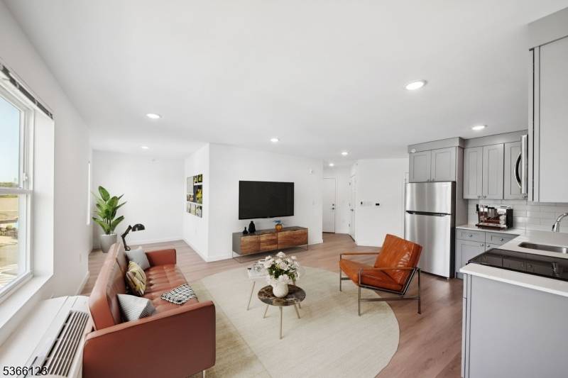 Newark City, NJ 07108,369 18th ave #304