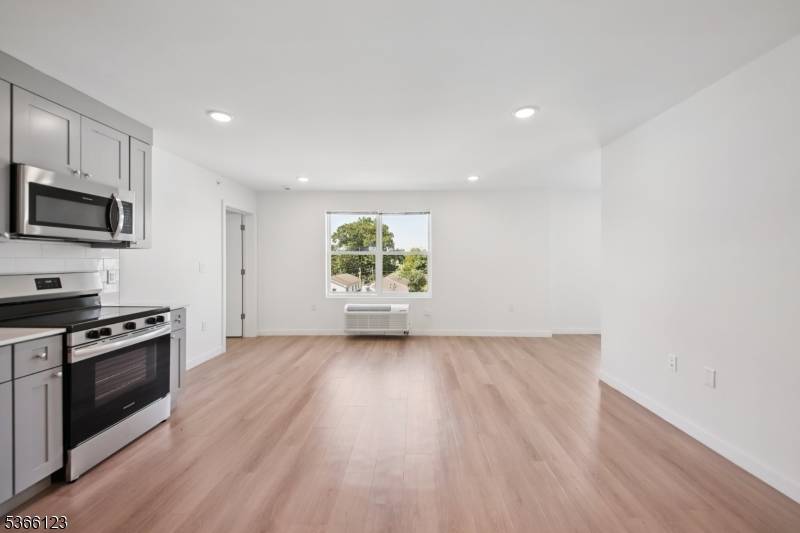 Newark City, NJ 07108,369 18th ave #304